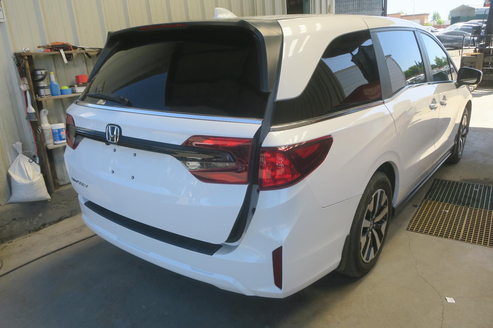 2025 Honda Odyssey -- Photo 3