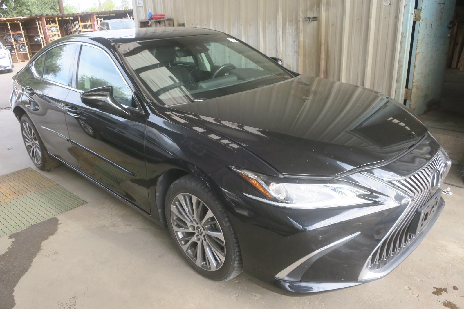 2019 Lexus ES 350 -- Photo 4