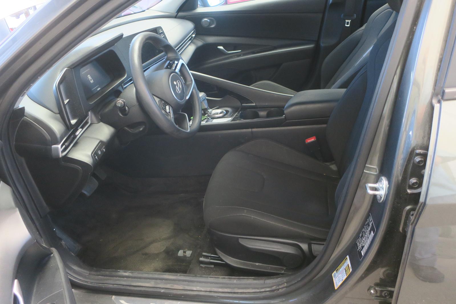 2025 Hyundai Elantra -- Photo 5
