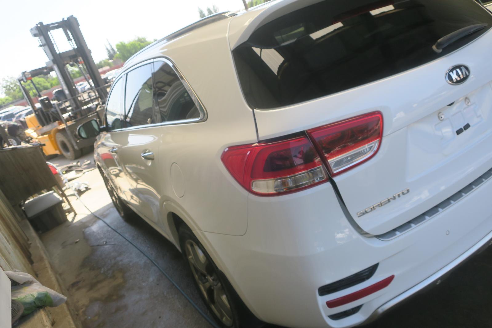 2017 Kia Sorento -- Photo 2