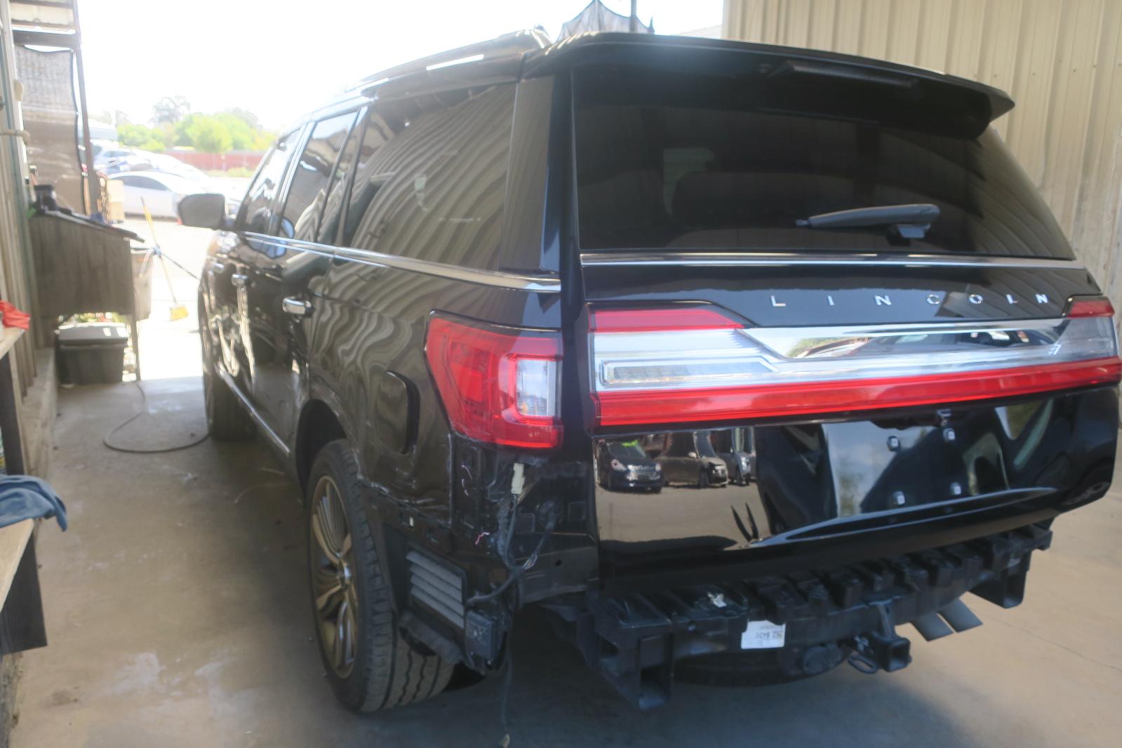 2018 Lincoln Navigator -- Photo 2