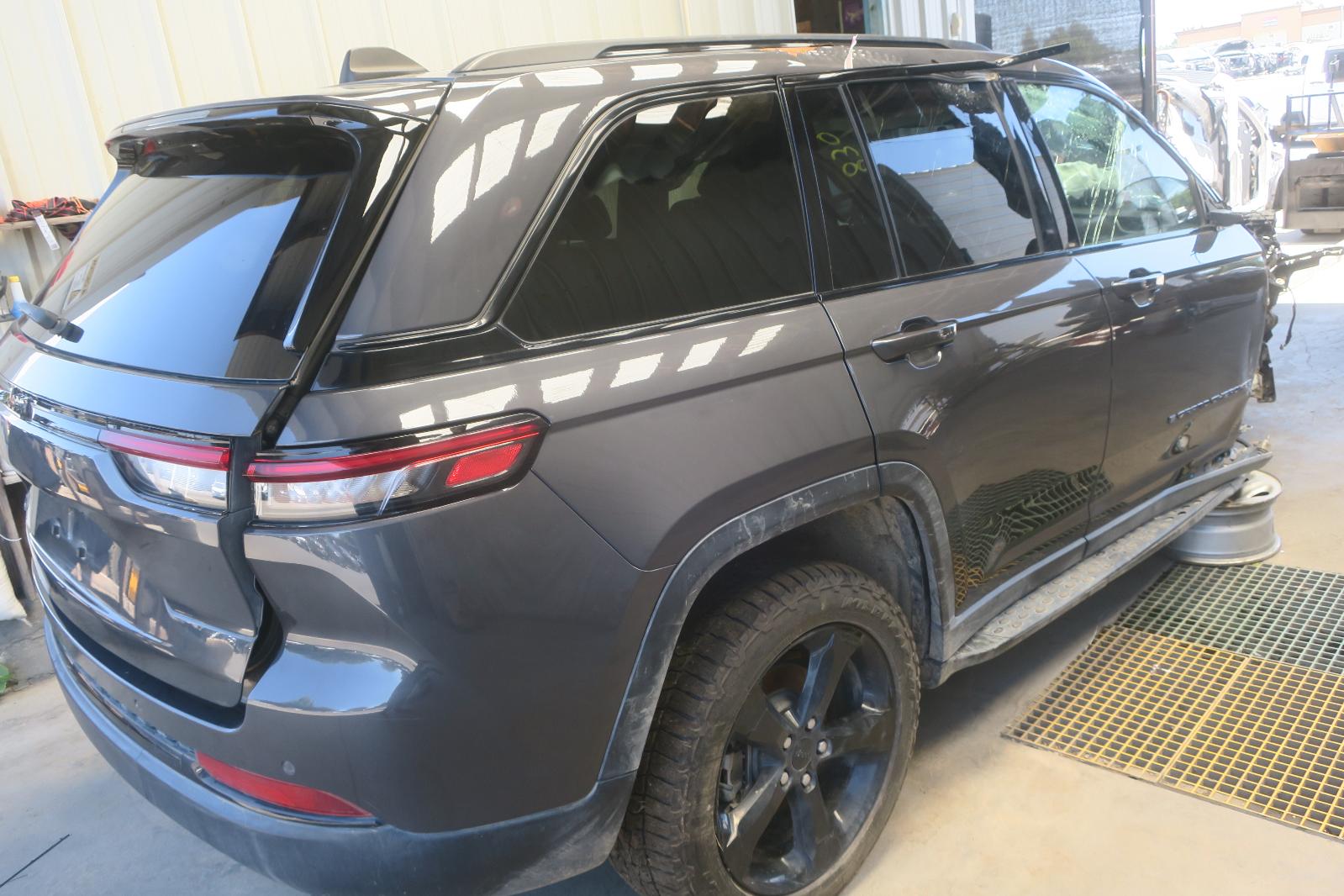 2023 Jeep Grand Cherokee -- Photo 3