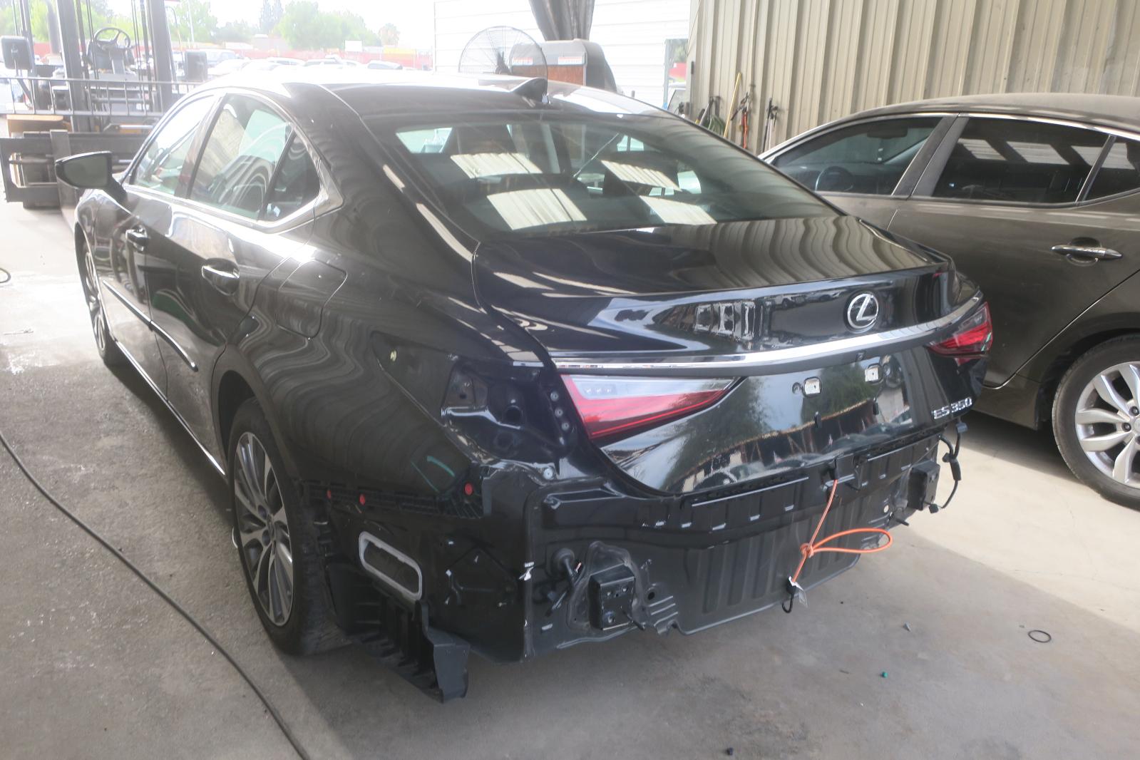 2019 Lexus ES 350 -- Photo 2