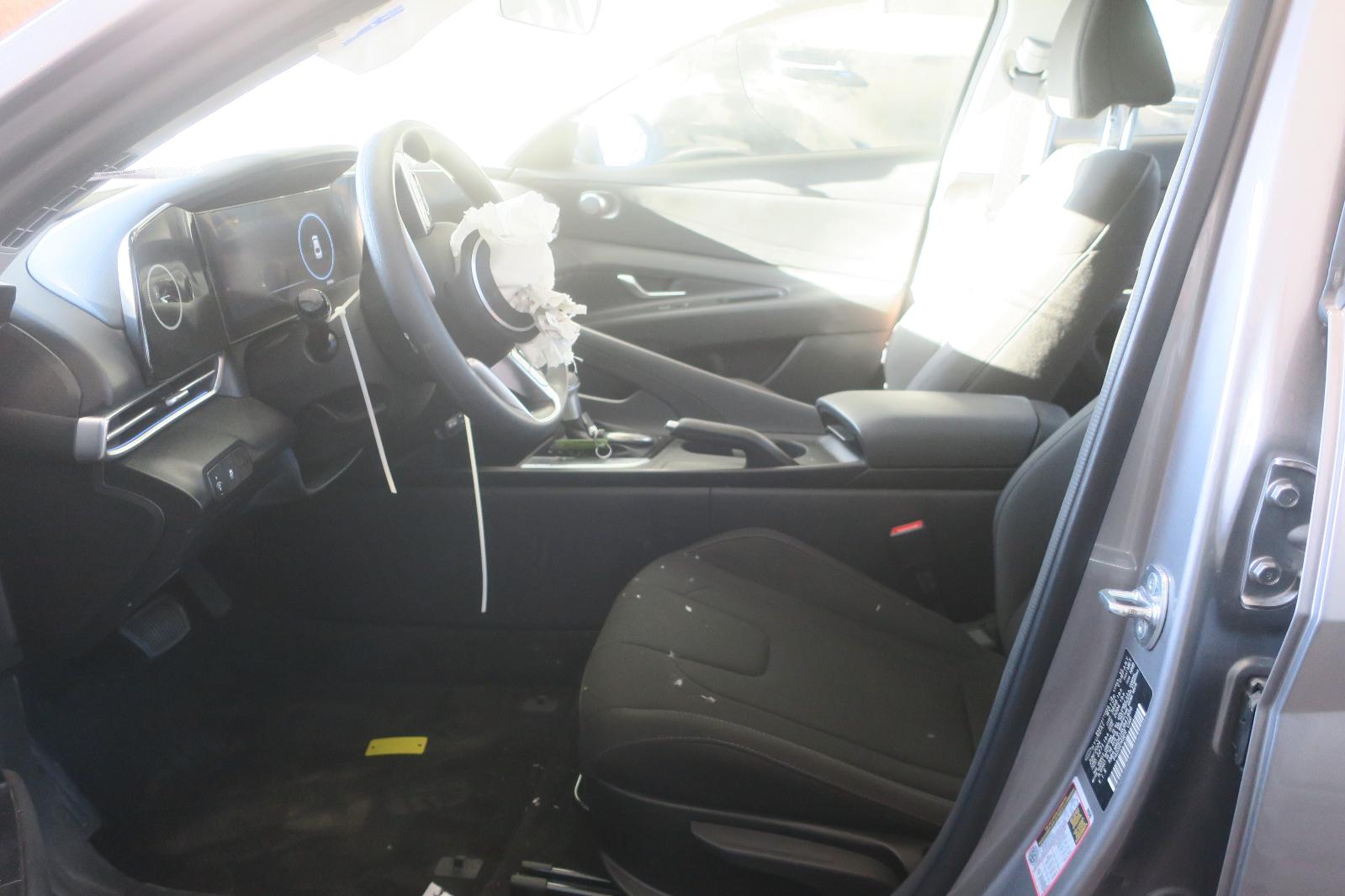 2024 Hyundai Elantra -- Photo 5