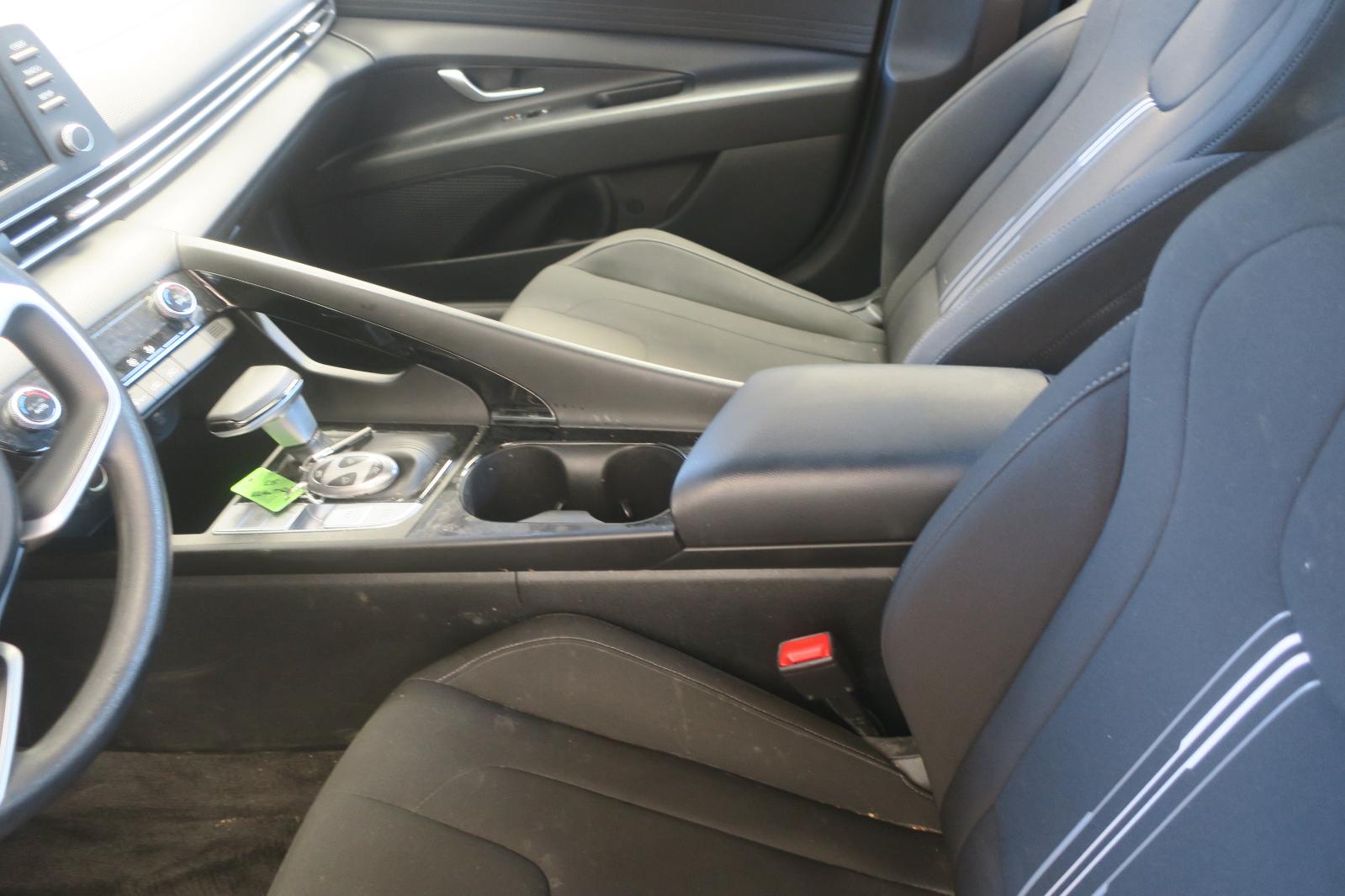 2025 Hyundai Elantra -- Photo 7