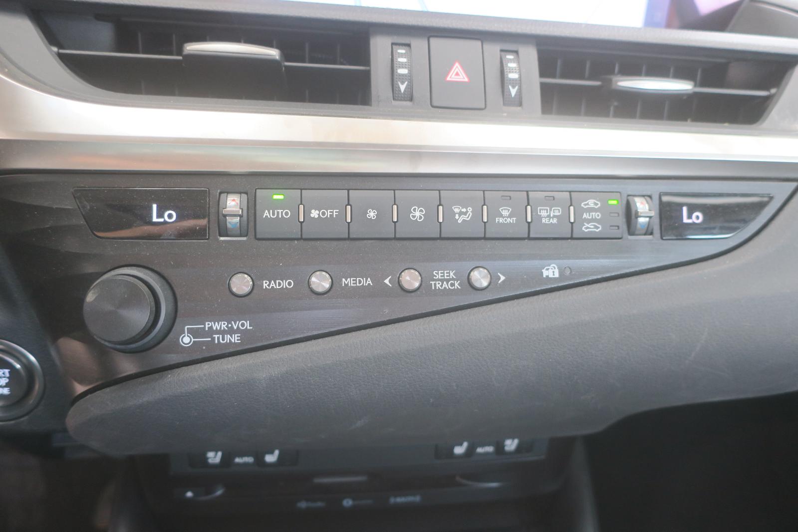 2019 Lexus ES 350 -- Photo 12