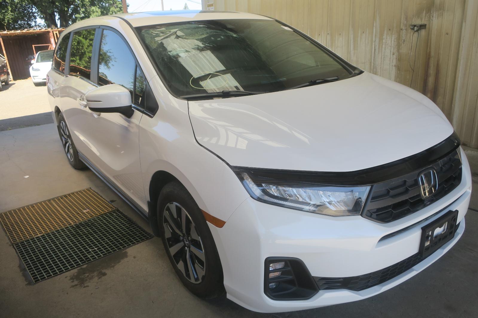 2025 Honda Odyssey -- Photo 4