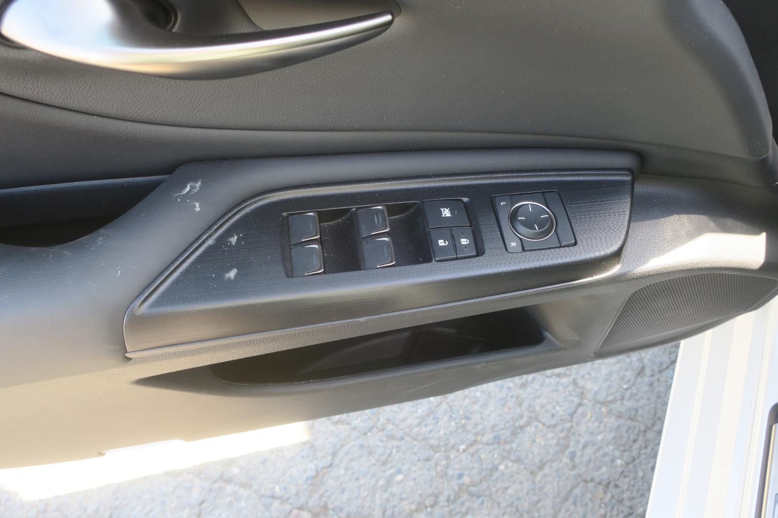 2021 Lexus ES 300h -- Photo 9