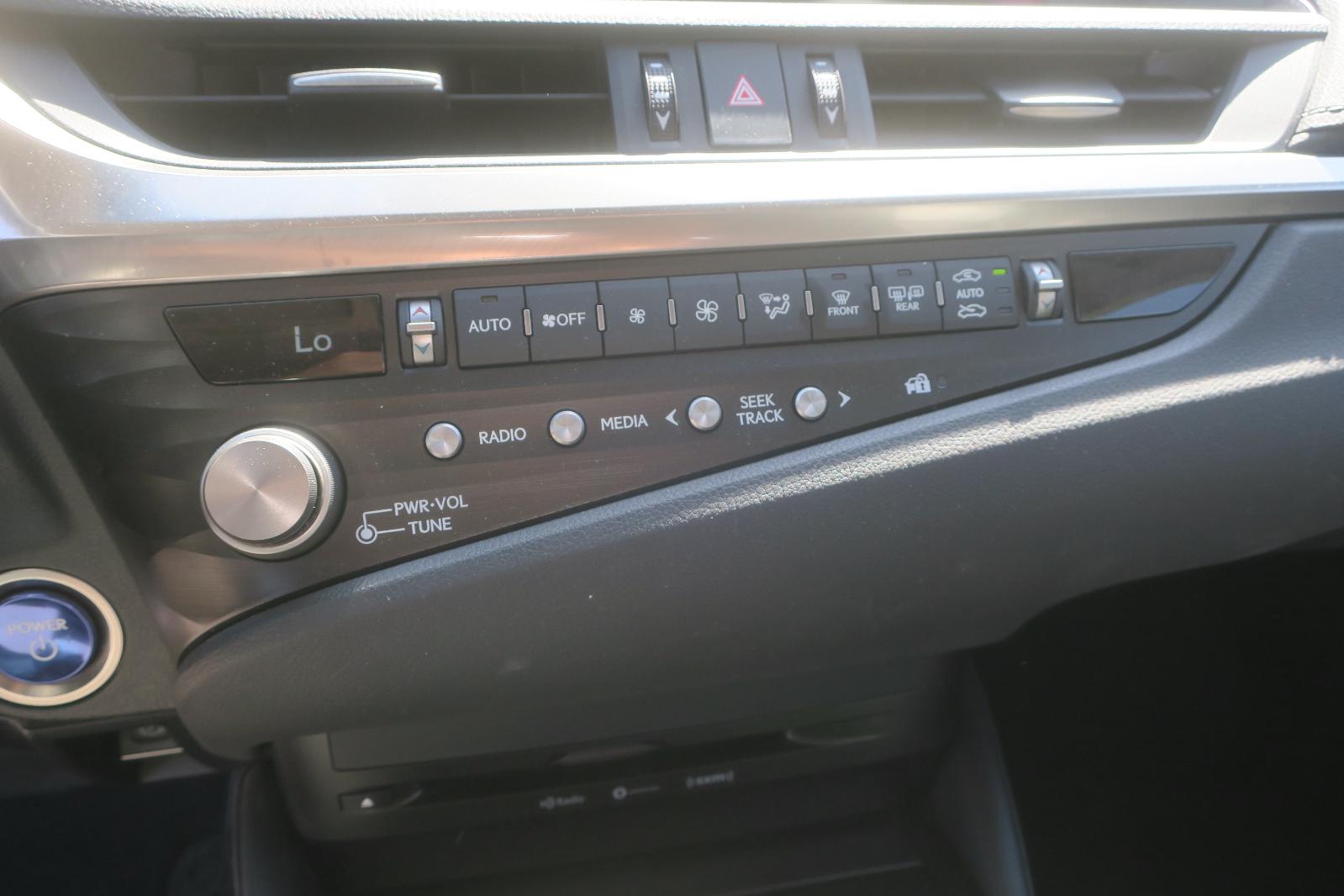 2021 Lexus ES 300h -- Photo 12