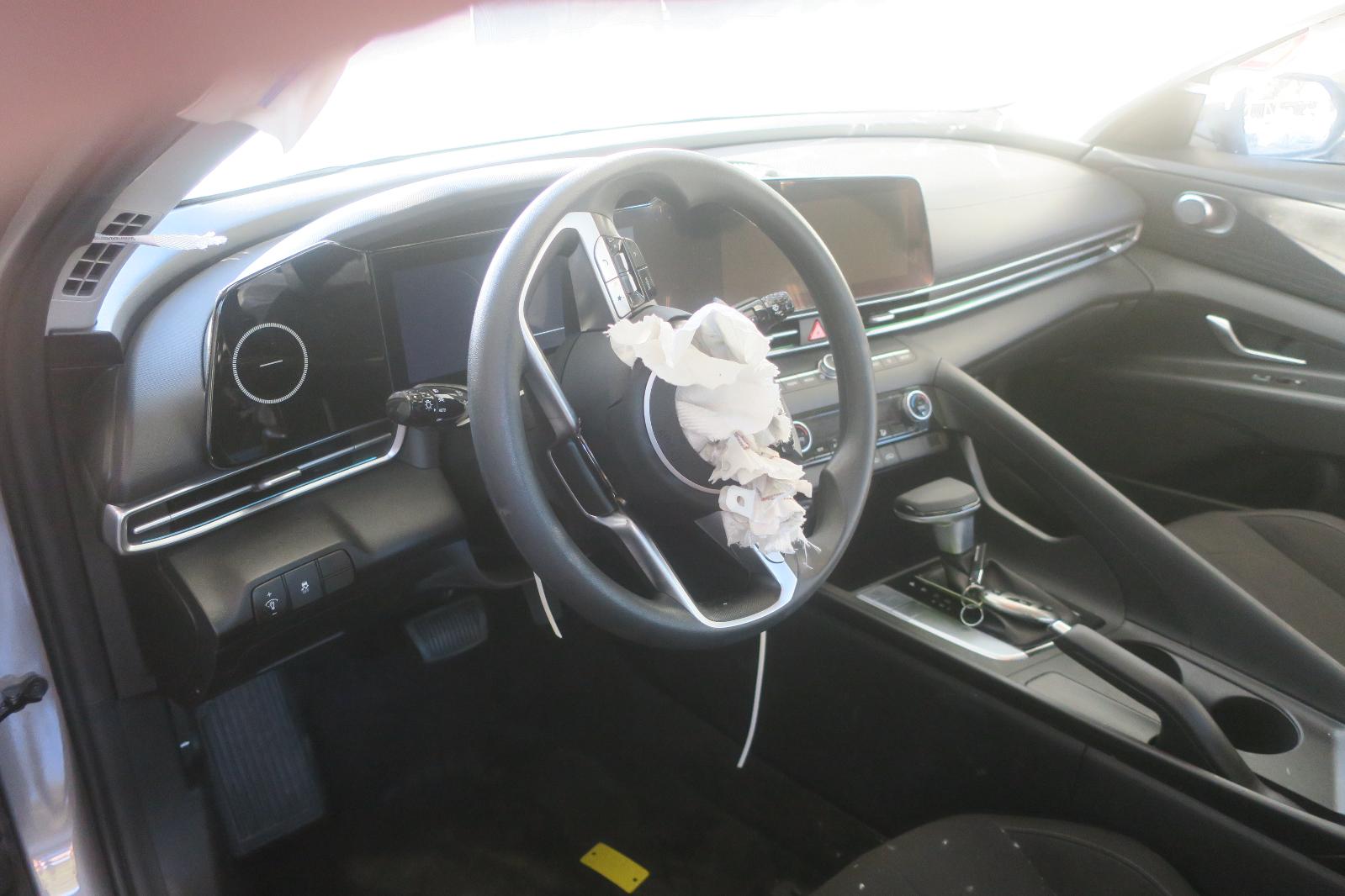 2024 Hyundai Elantra -- Photo 6