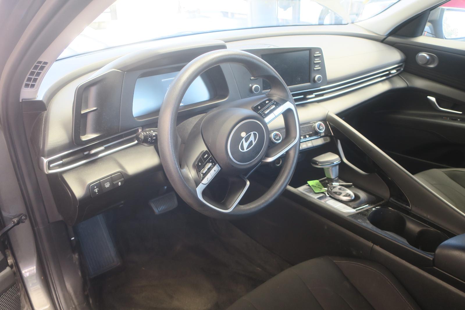 2025 Hyundai Elantra -- Photo 6