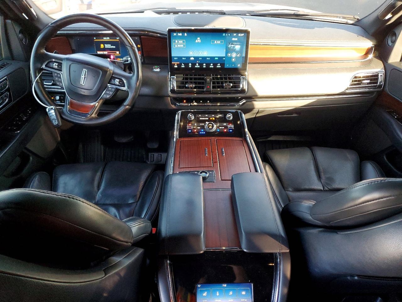 2022 Lincoln Navigator -- Photo 8