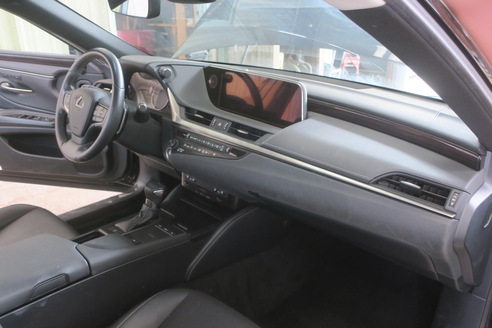 2019 Lexus ES 350 -- Photo 14