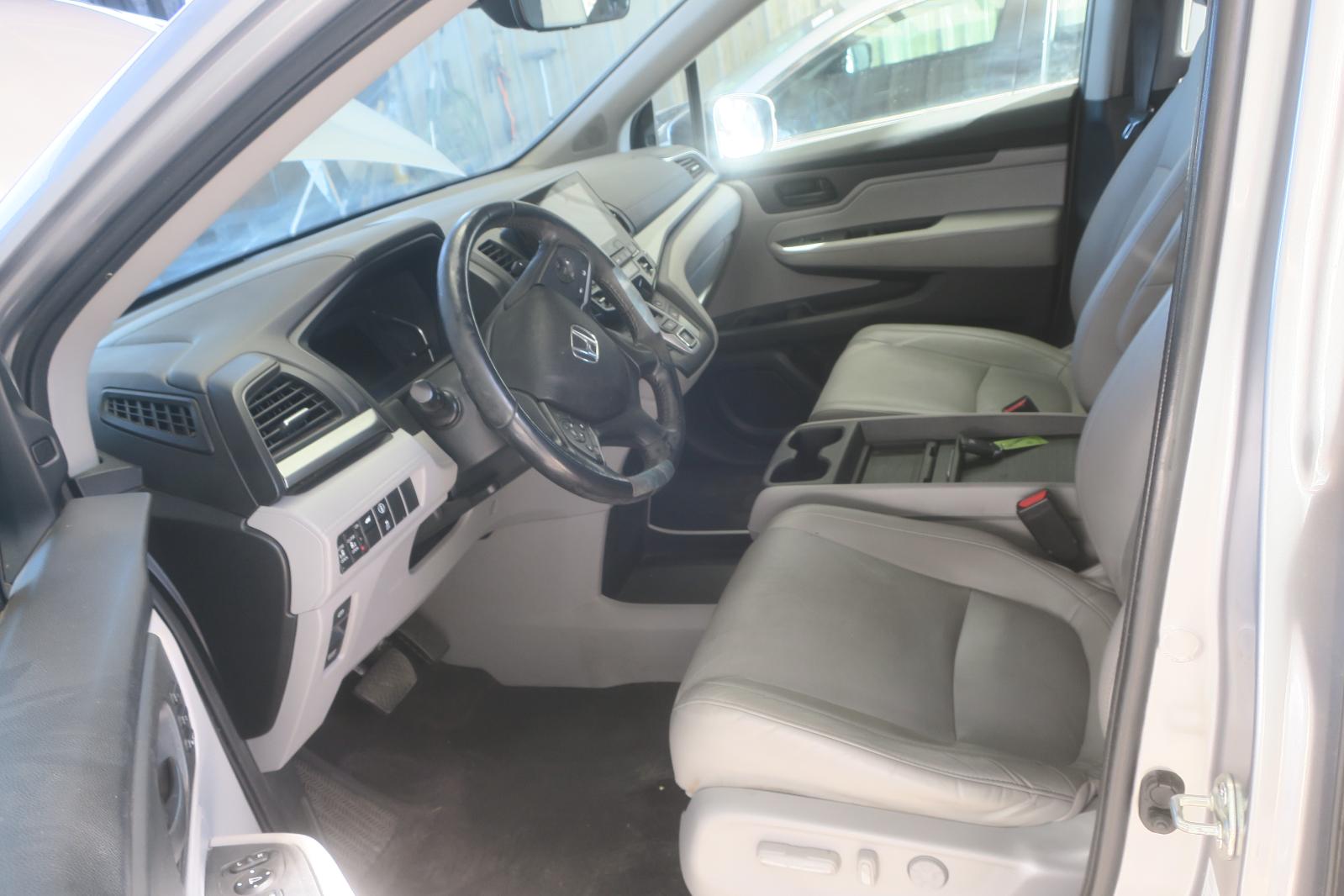 2021 Honda Odyssey -- Photo 5