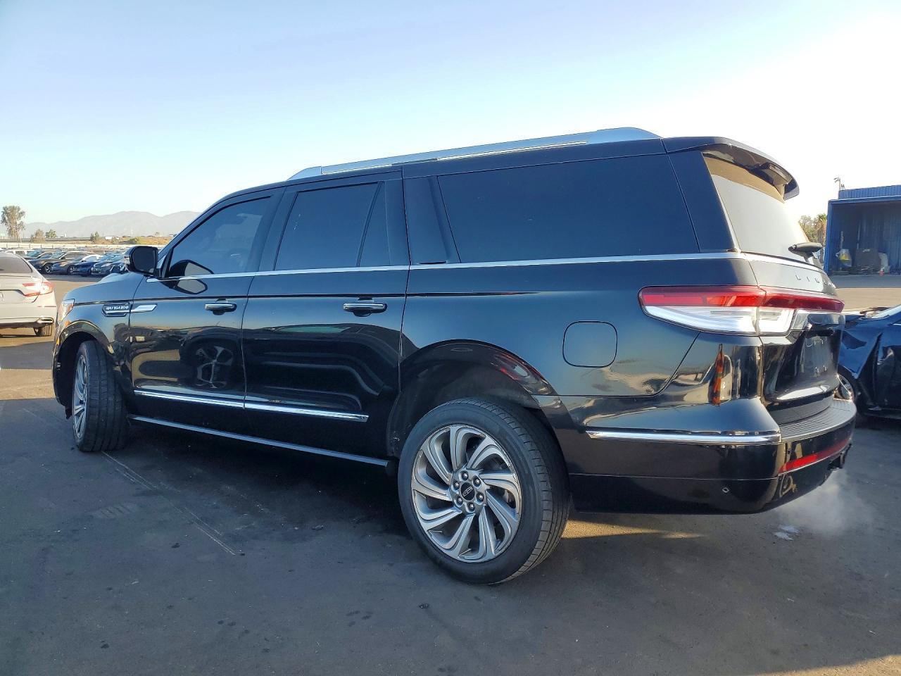 2022 Lincoln Navigator -- Photo 2