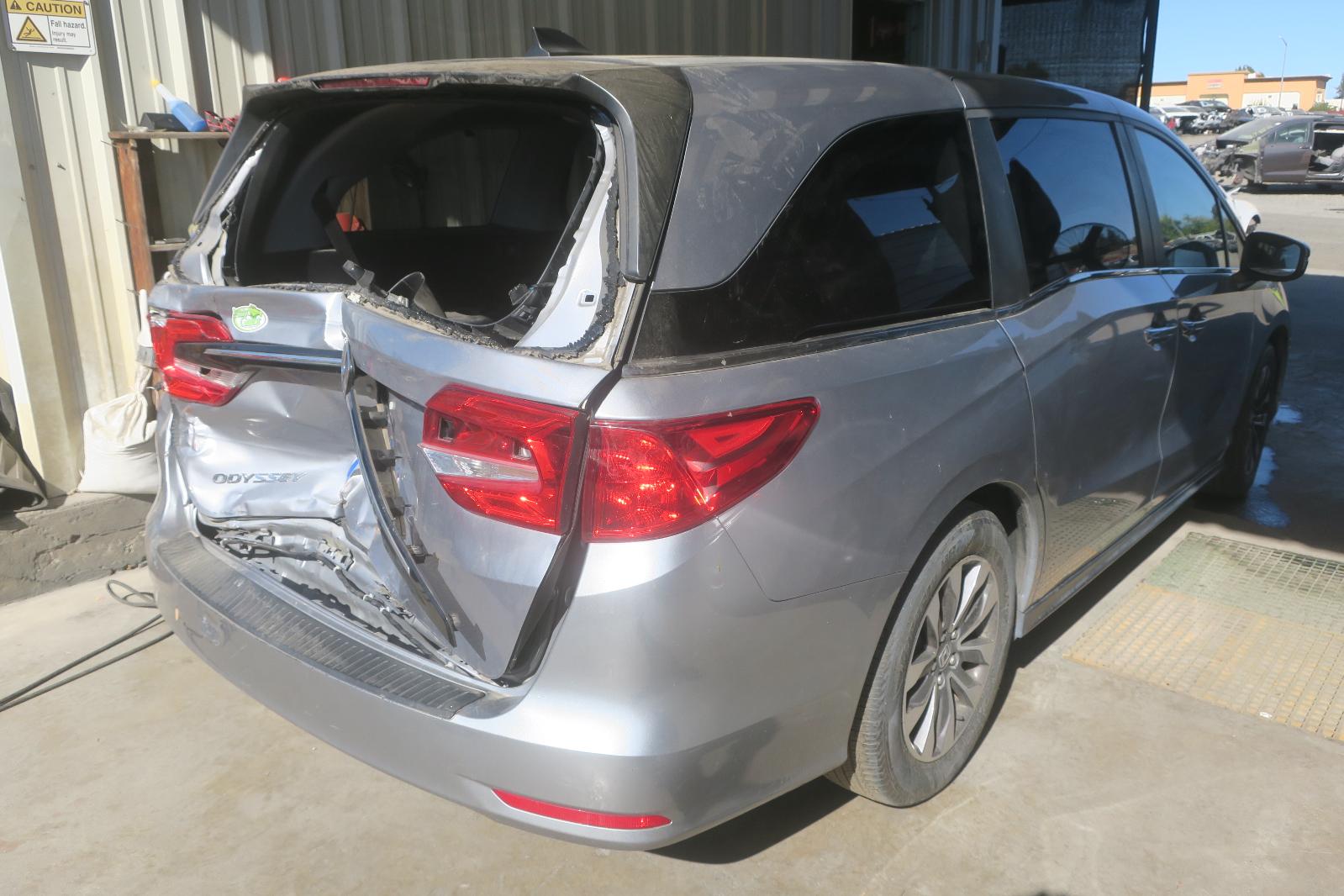 2021 Honda Odyssey -- Photo 3