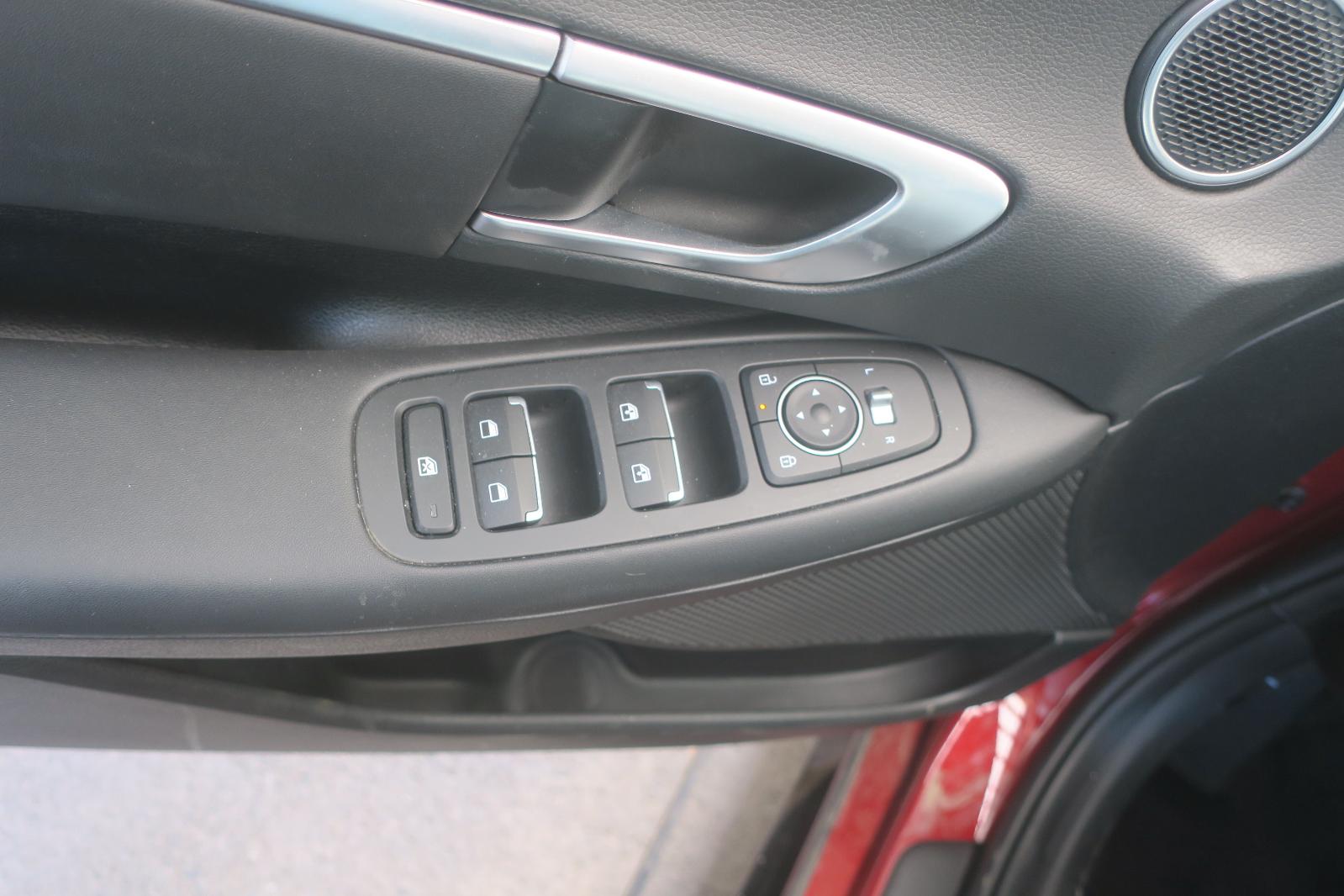 2025 Hyundai Sonata -- Photo 9