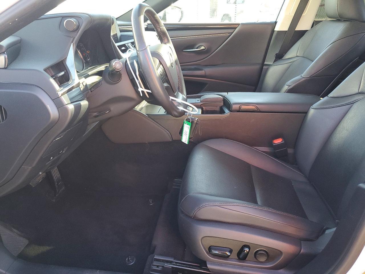 2021 Lexus ES 300h -- Photo 7