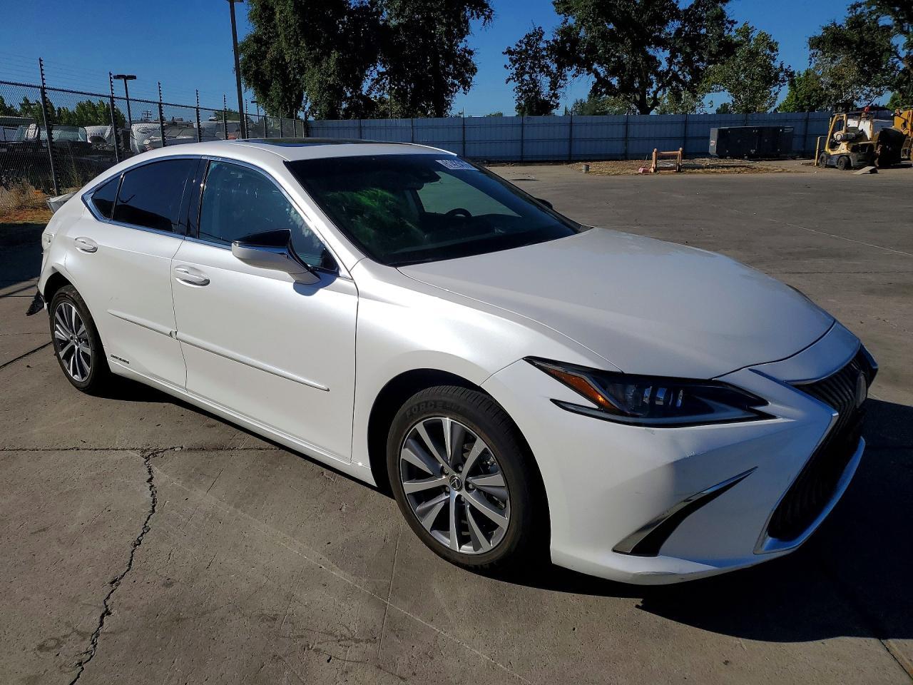 2021 Lexus ES 300h -- Photo 4