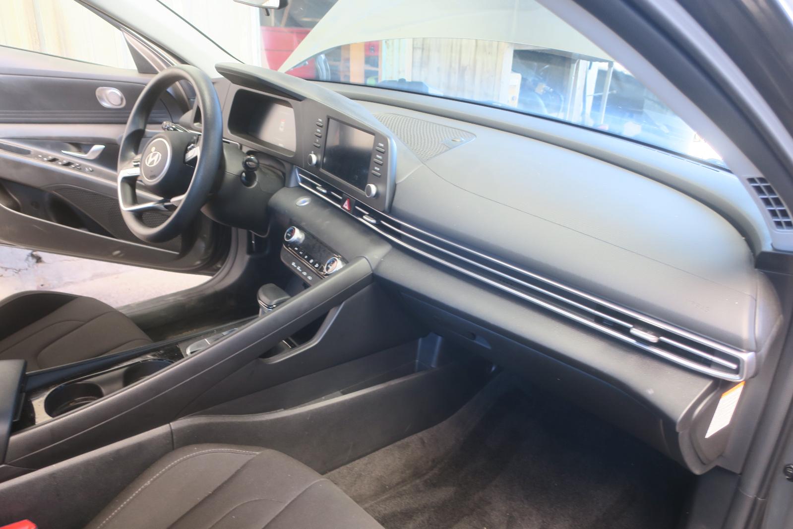 2025 Hyundai Elantra -- Photo 15
