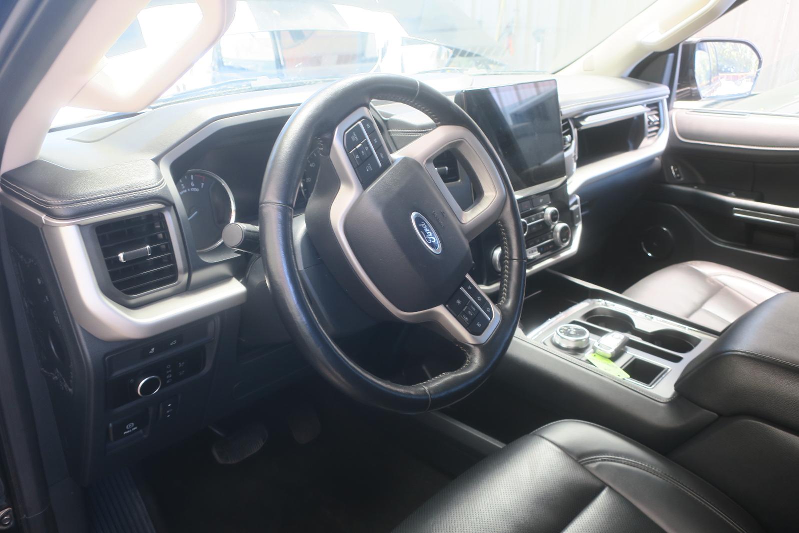 2024 Ford Expedition -- Photo 6