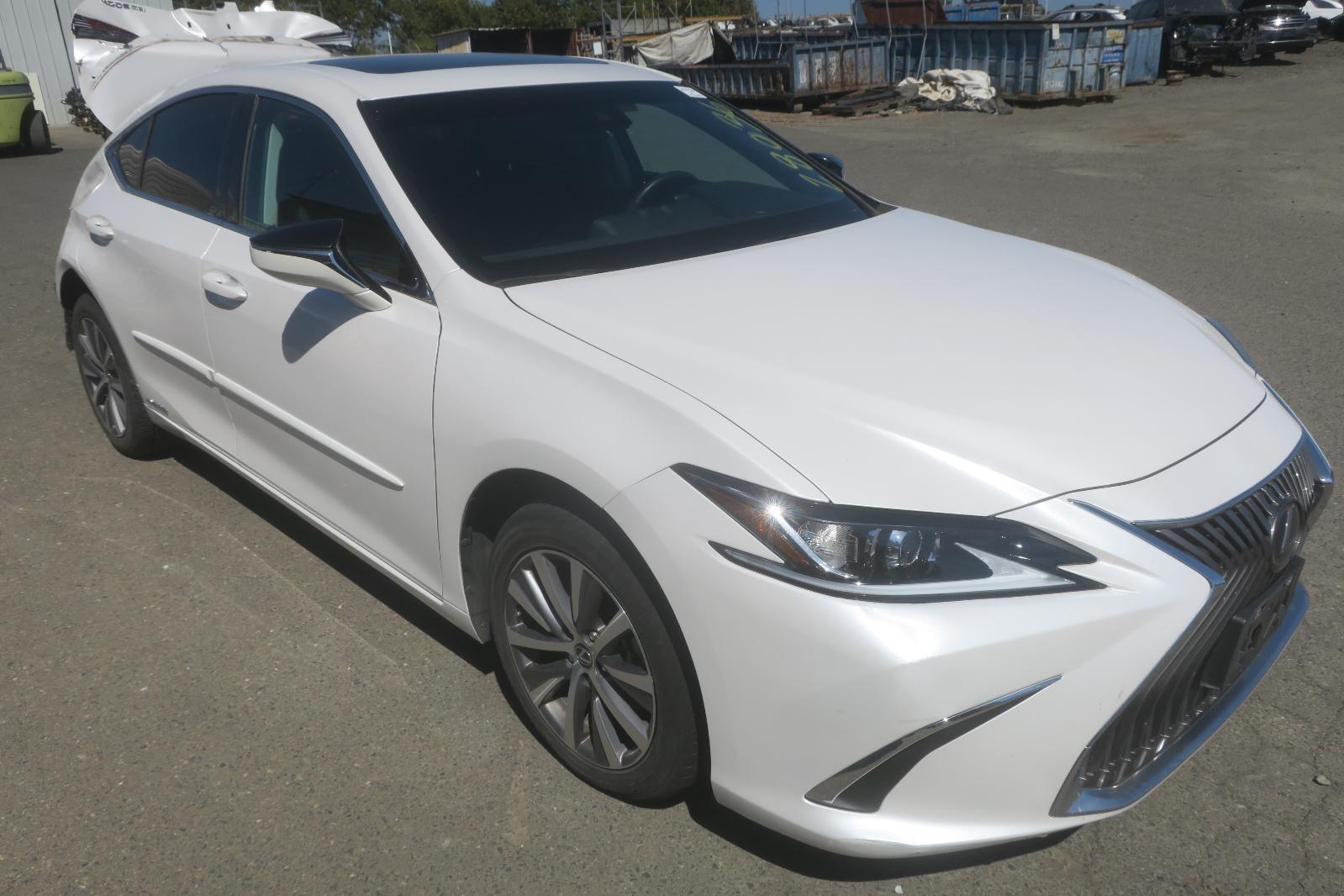 2021 Lexus ES 300h -- Photo 4