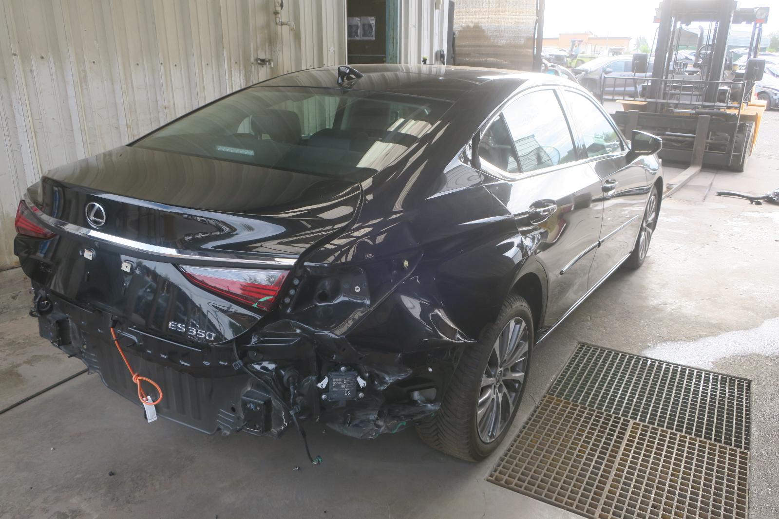 2019 Lexus ES 350 -- Photo 3