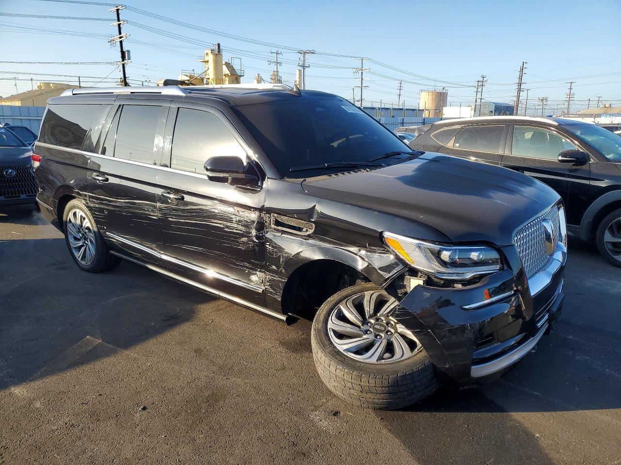 2022 Lincoln Navigator -- Photo 4