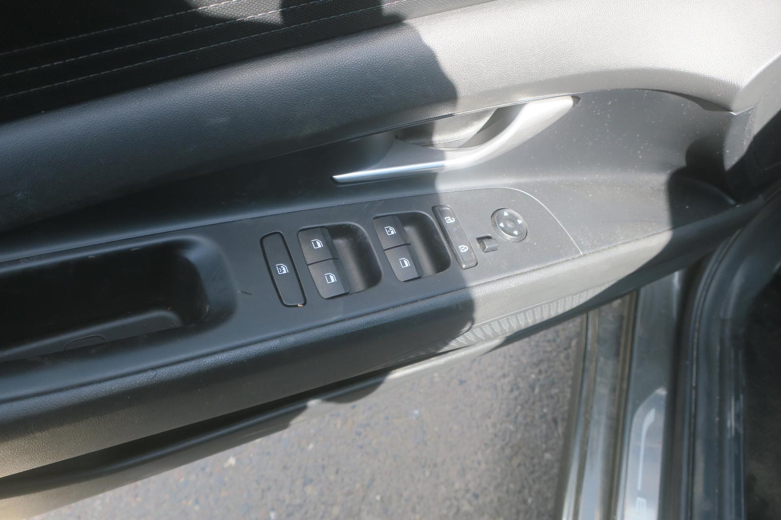 2025 Hyundai Elantra -- Photo 9