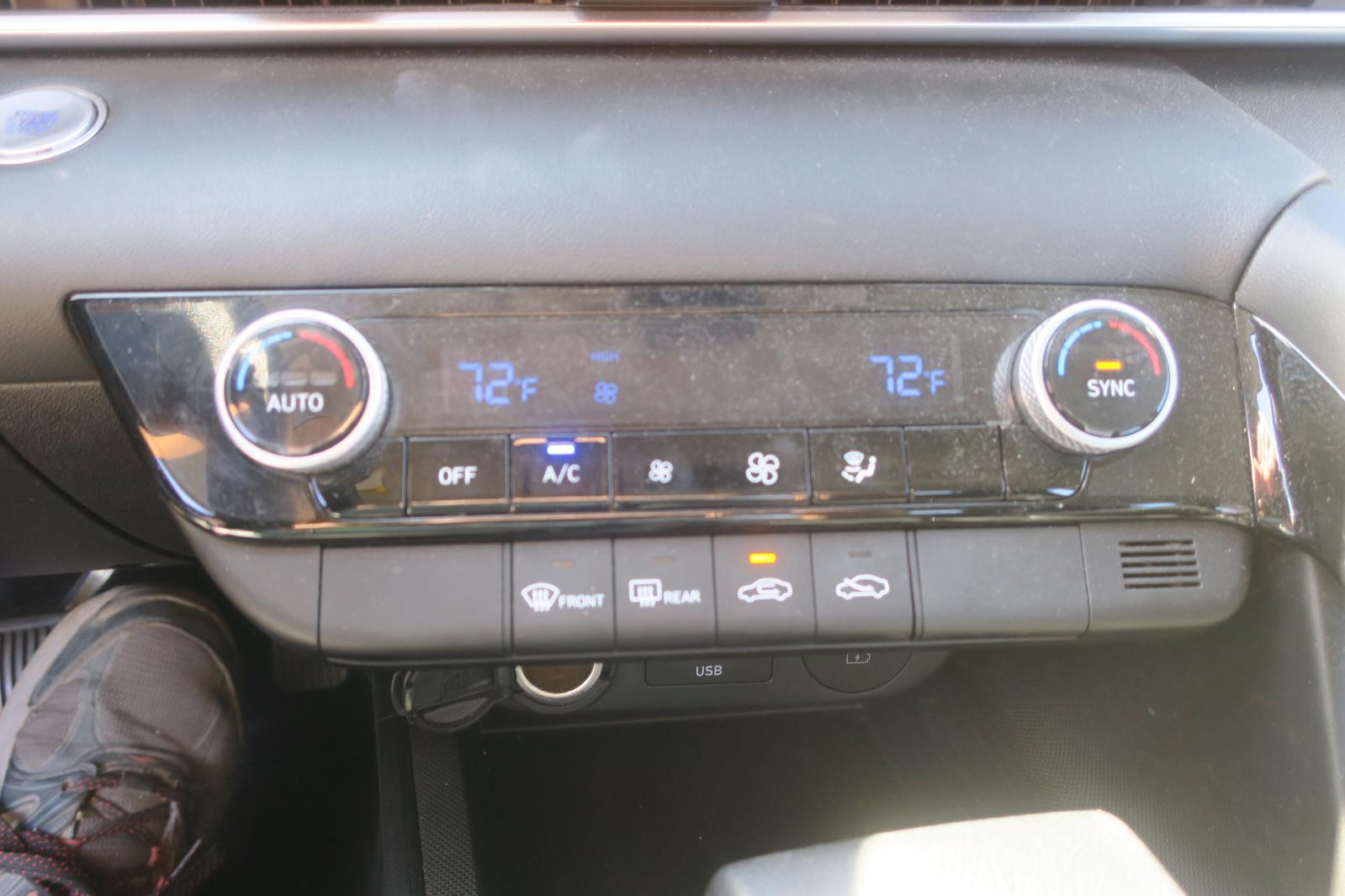 2025 Hyundai Elantra -- Photo 12