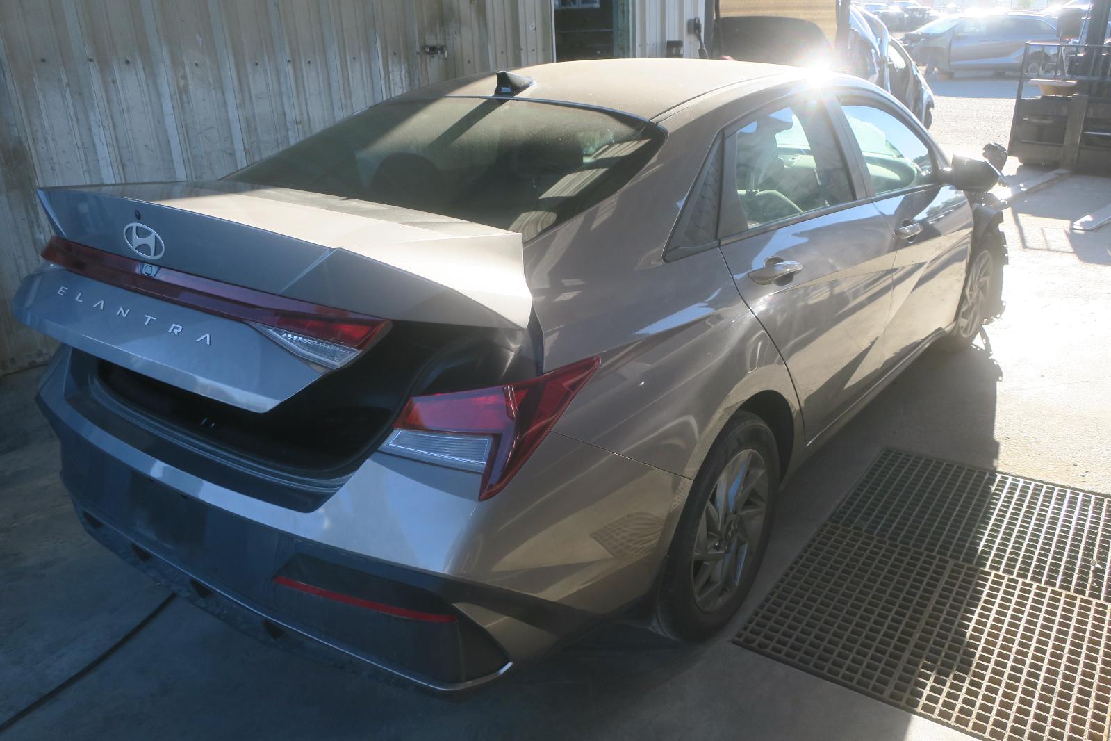 2024 Hyundai Elantra -- Photo 3