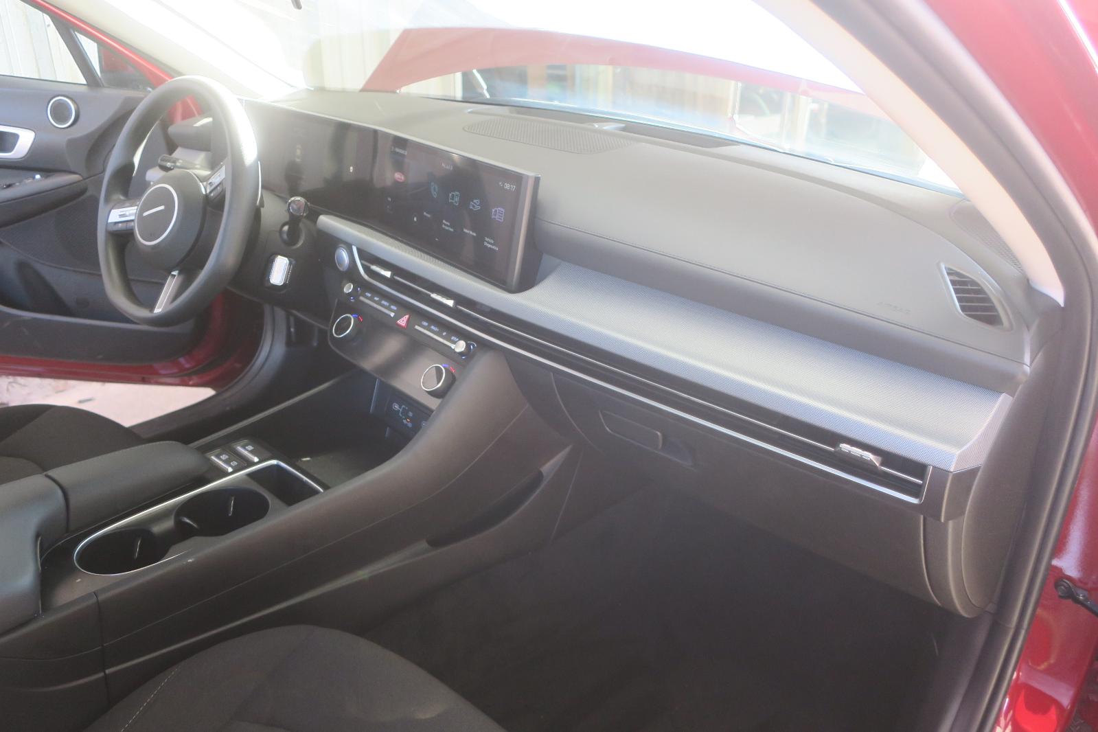 2025 Hyundai Sonata -- Photo 14