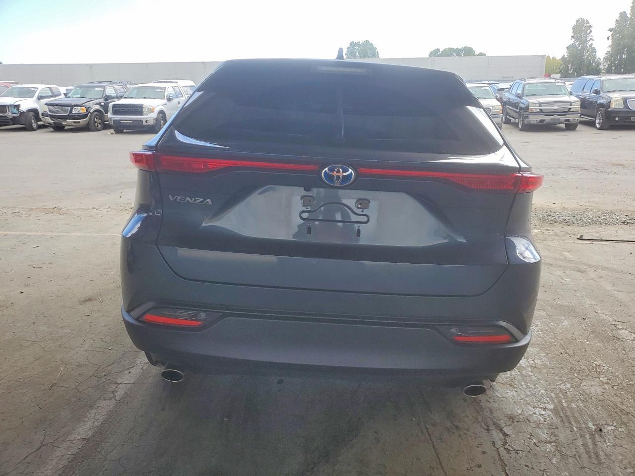 2023 Toyota Venza -- Photo 6