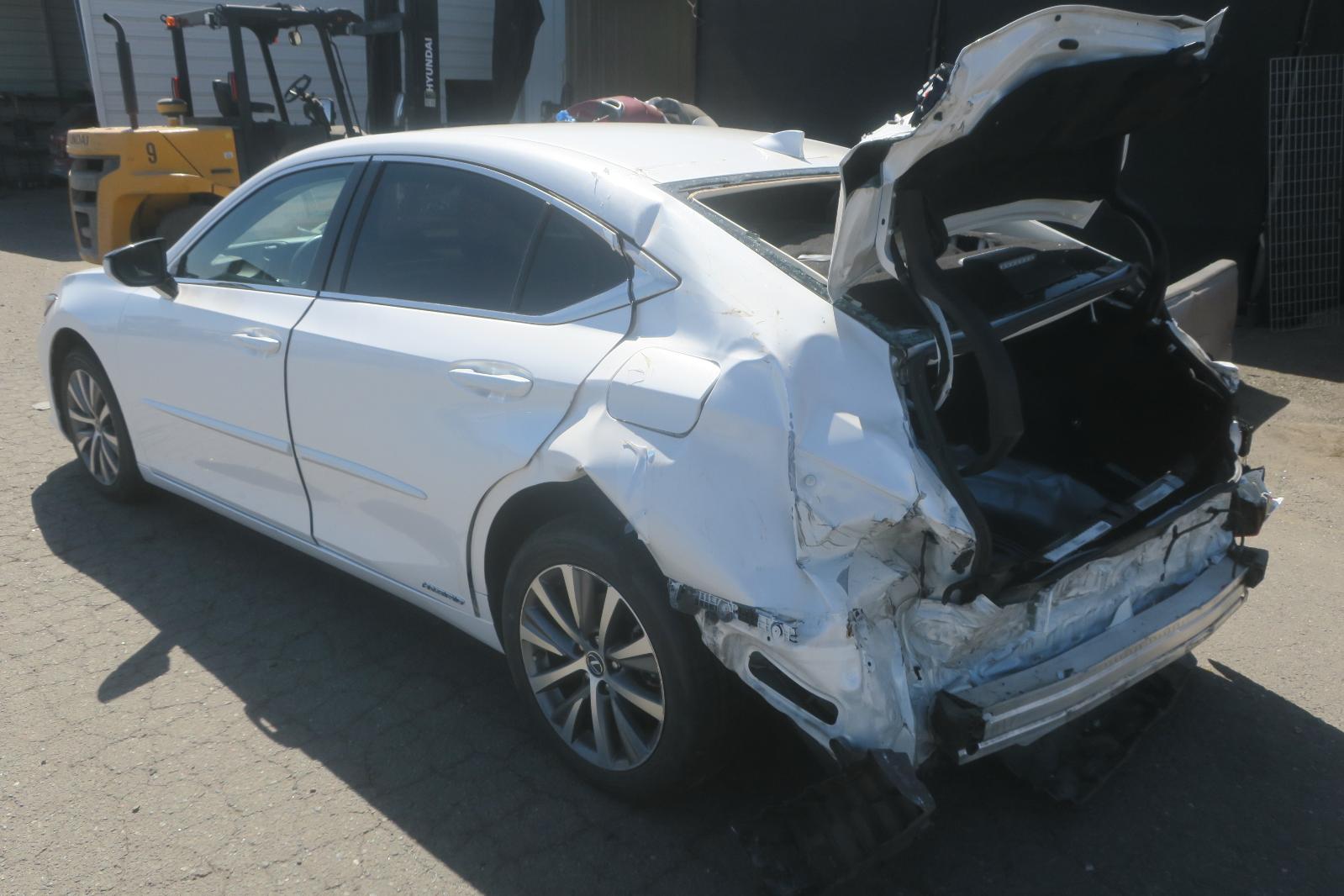 2021 Lexus ES 300h -- Photo 2