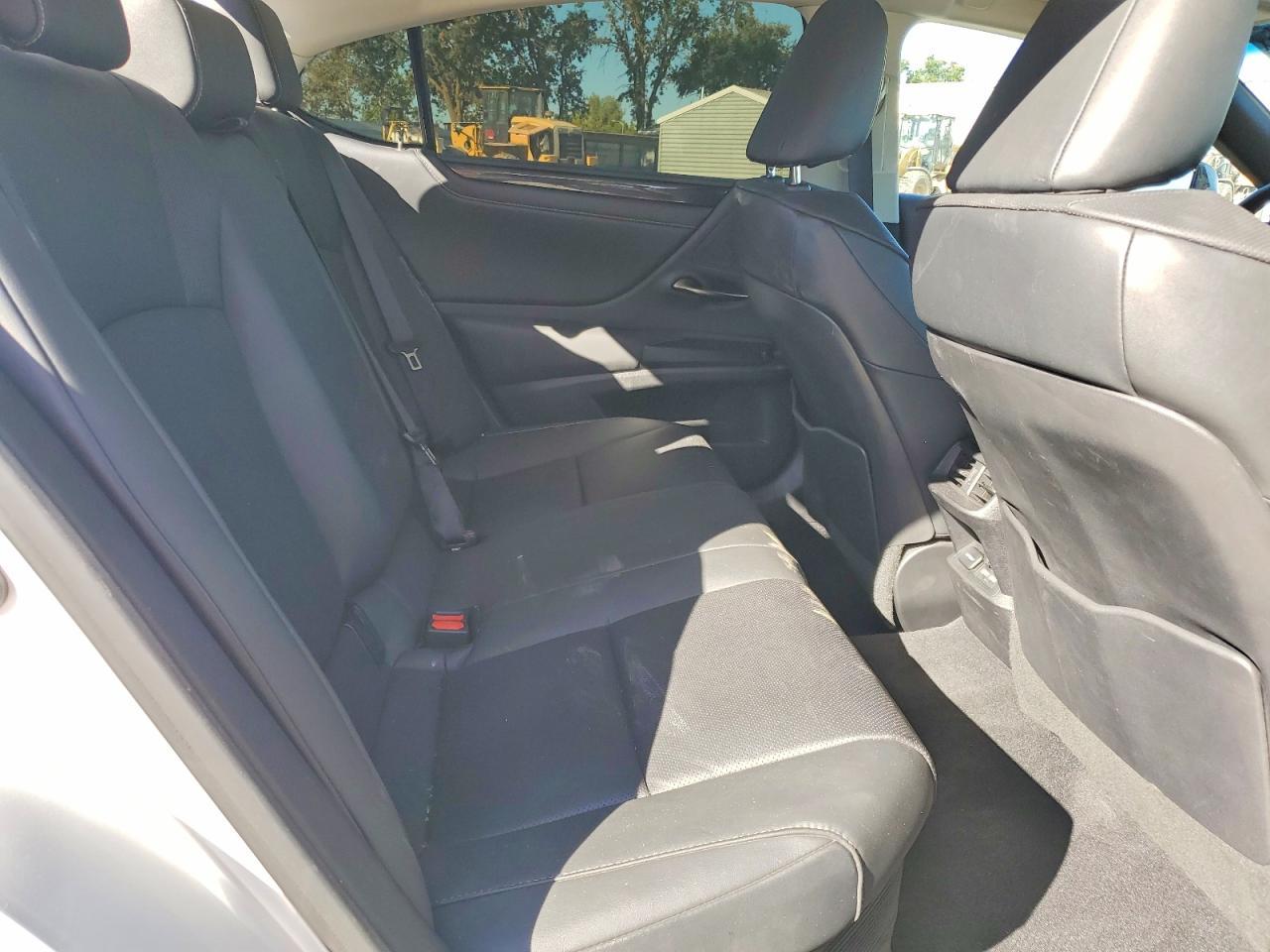 2021 Lexus ES 300h -- Photo 10