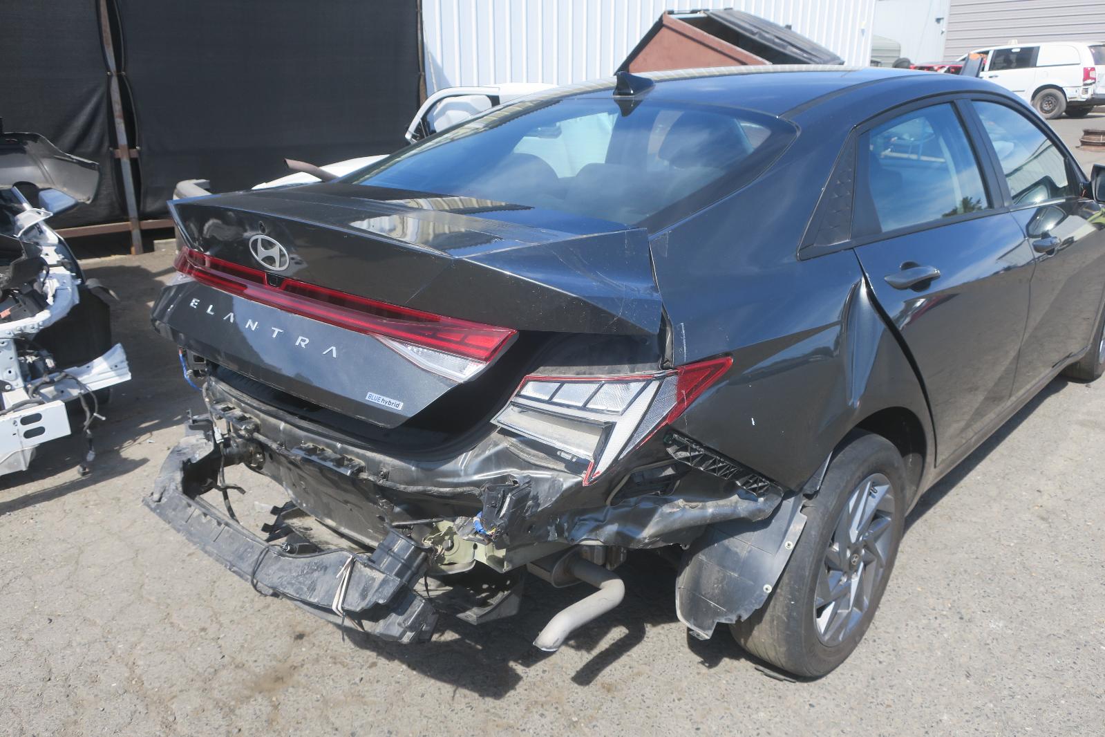 2025 Hyundai Elantra -- Photo 3
