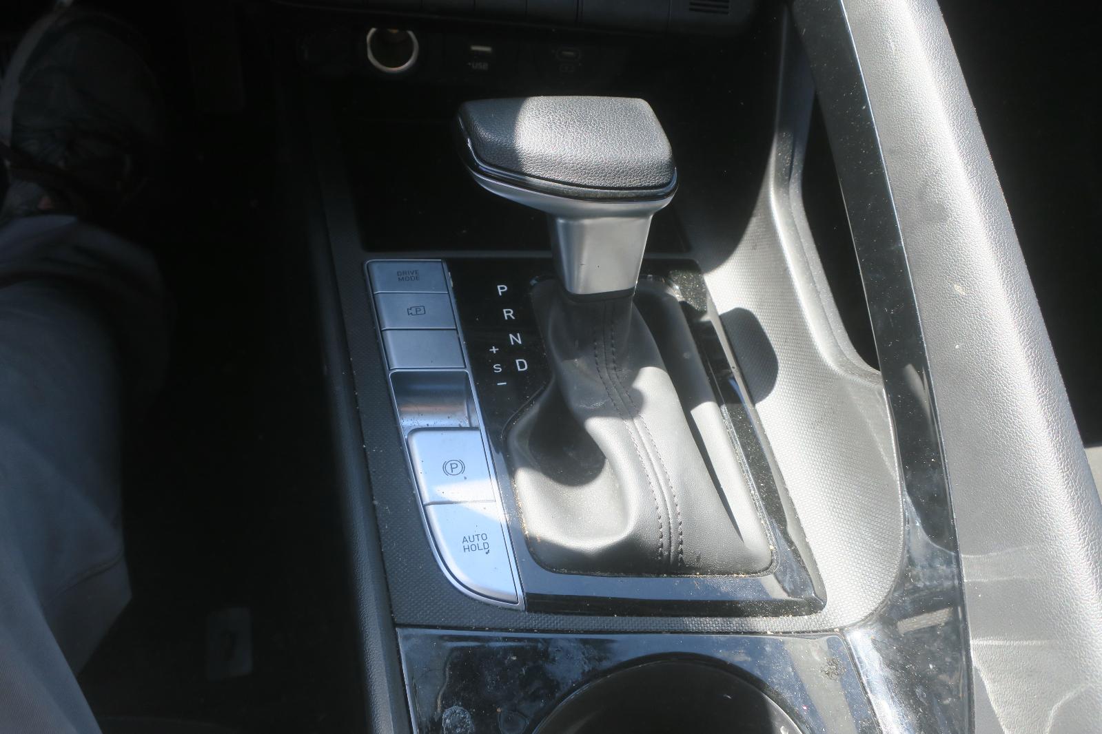 2025 Hyundai Elantra -- Photo 13