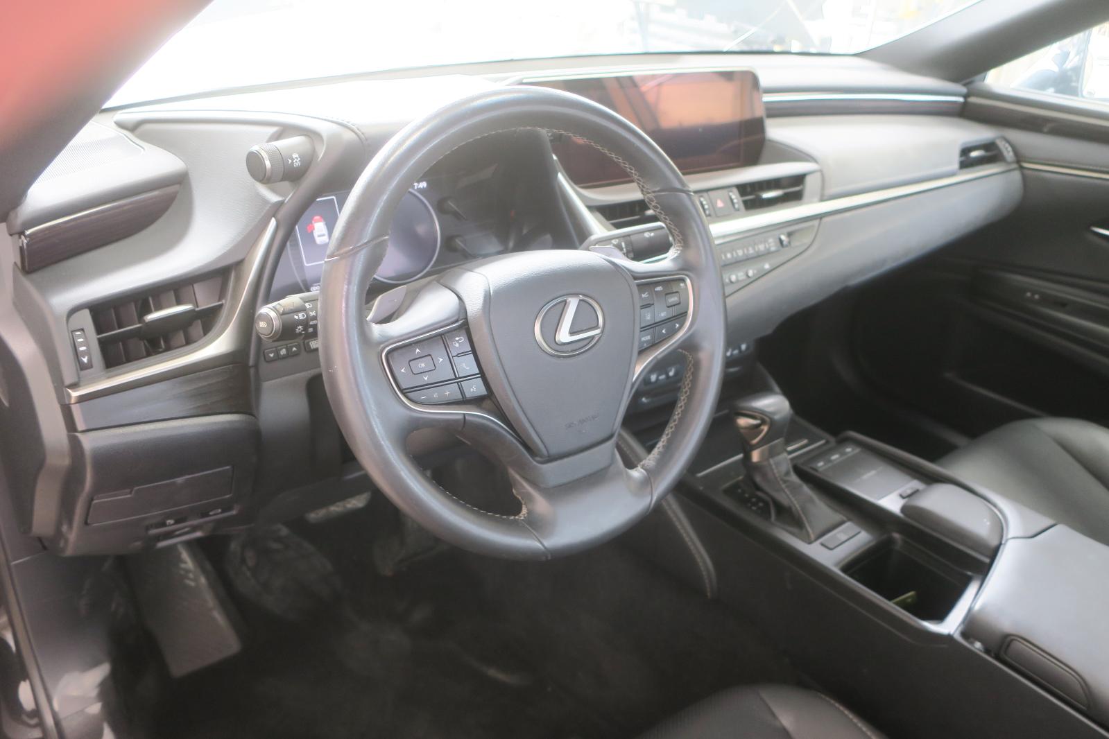 2019 Lexus ES 350 -- Photo 6