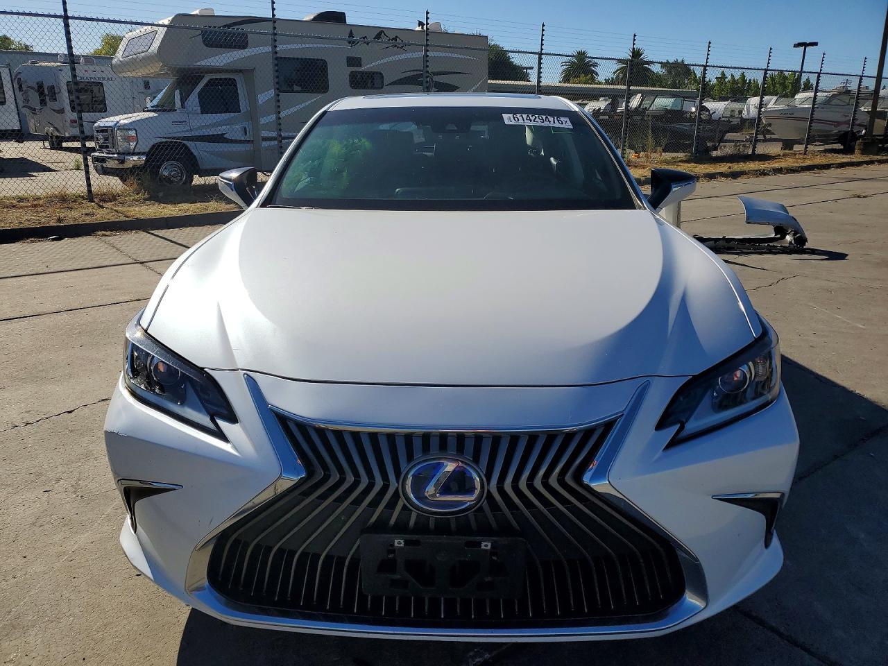 2021 Lexus ES 300h -- Photo 5