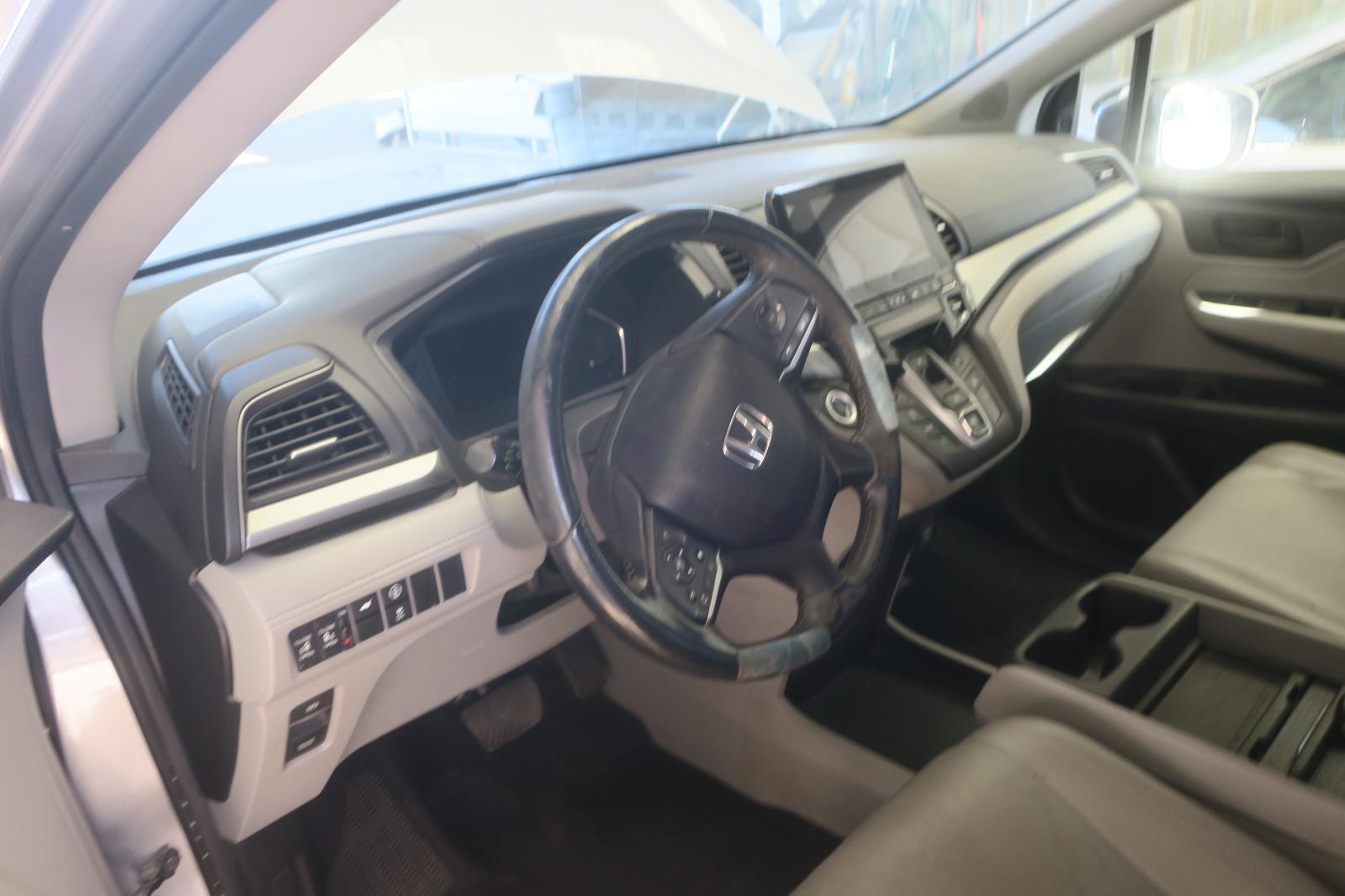 2021 Honda Odyssey -- Photo 6