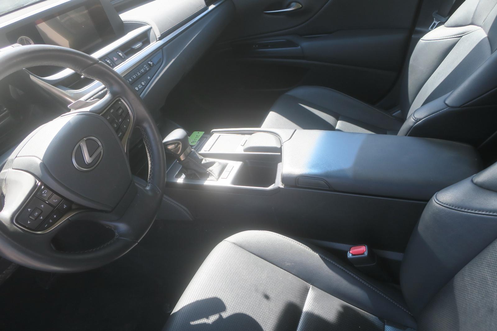 2021 Lexus ES 300h -- Photo 7