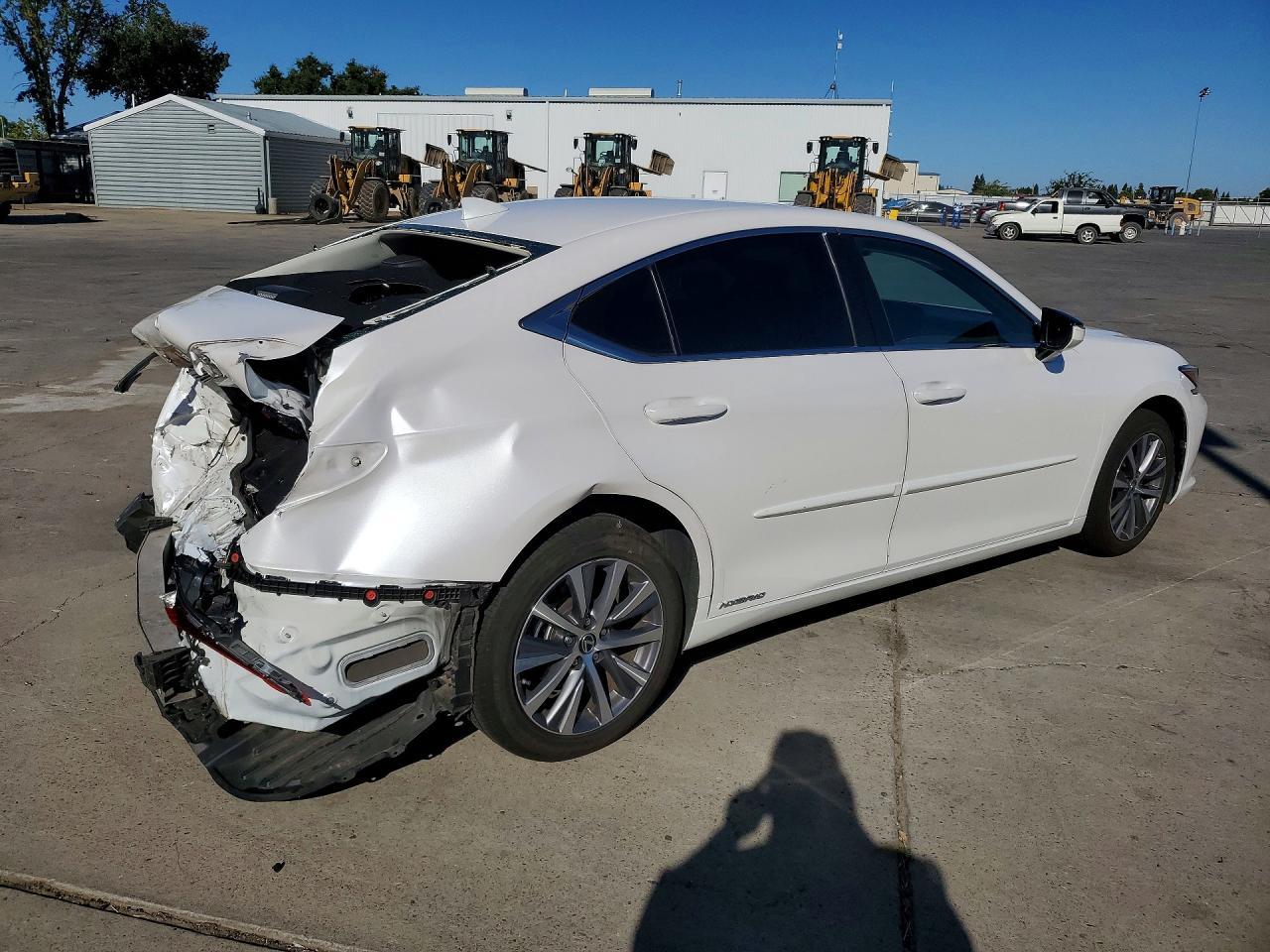 2021 Lexus ES 300h -- Photo 3