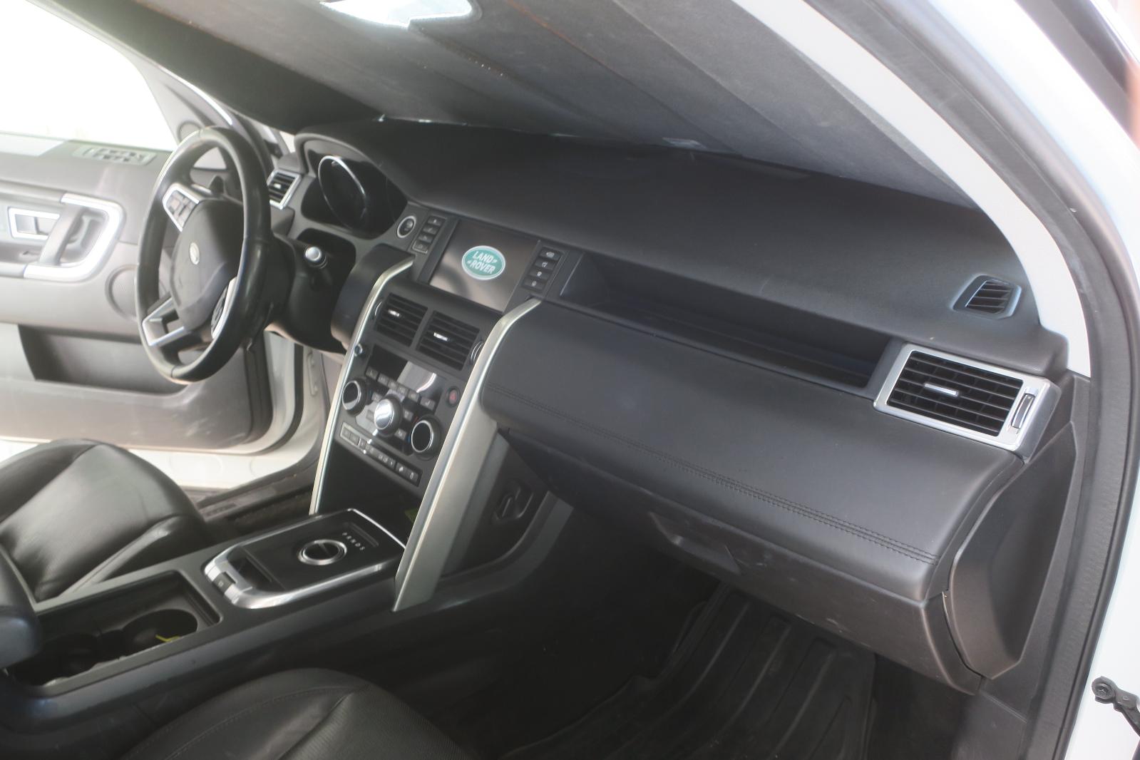 2015 Land Rover Discovery Sport -- Photo 13
