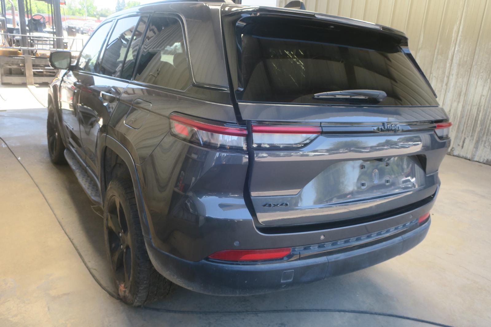 2023 Jeep Grand Cherokee -- Photo 2