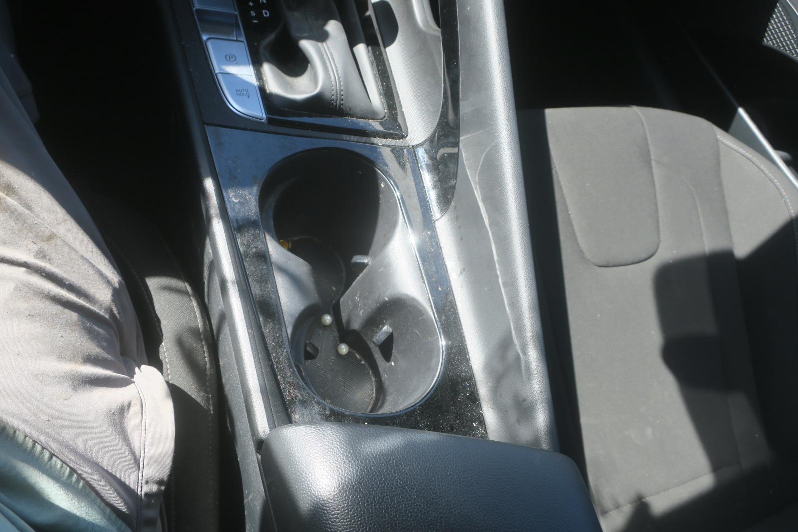 2025 Hyundai Elantra -- Photo 14