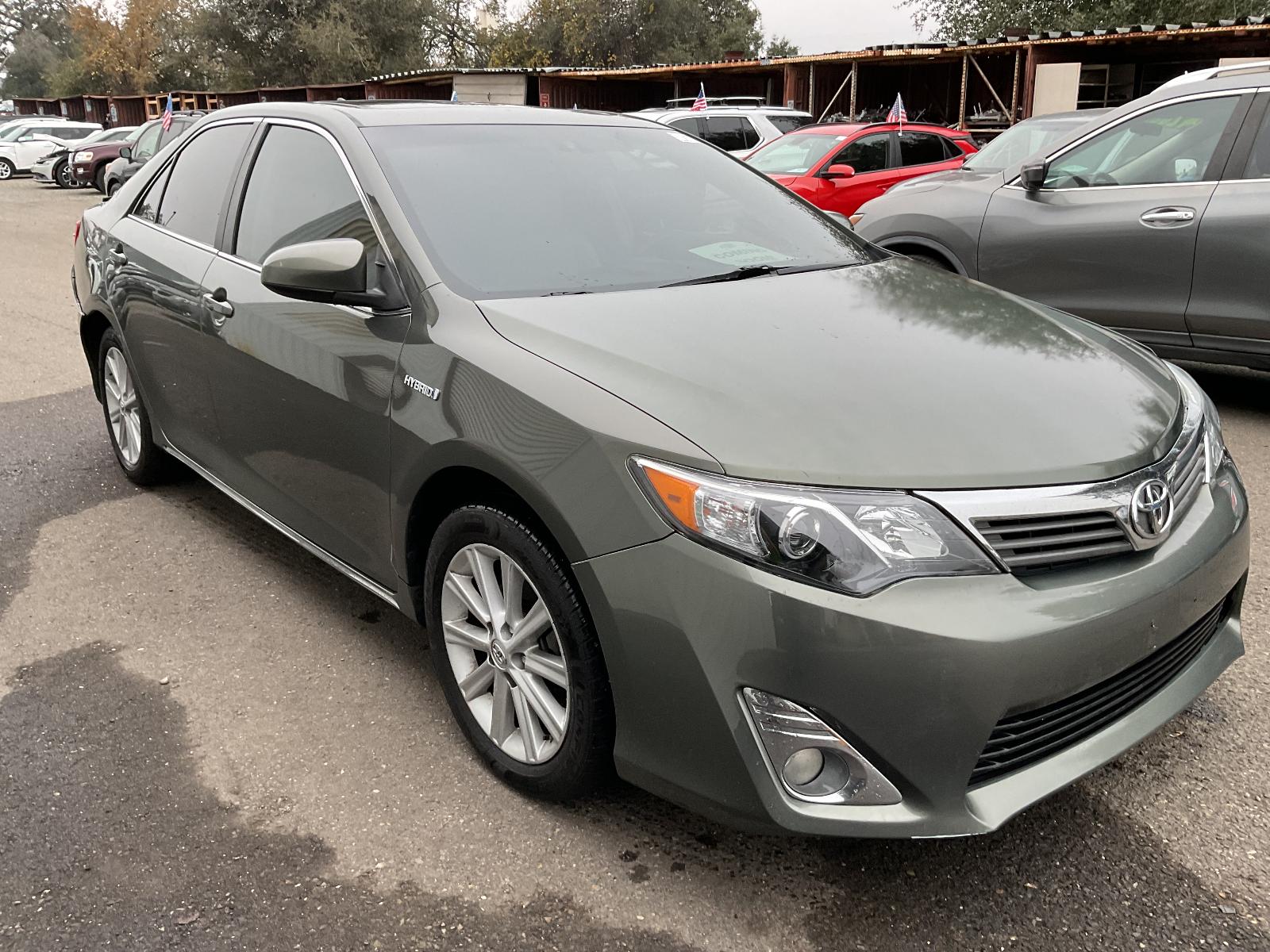 2014 Toyota Camry LE Hybrid's photo
