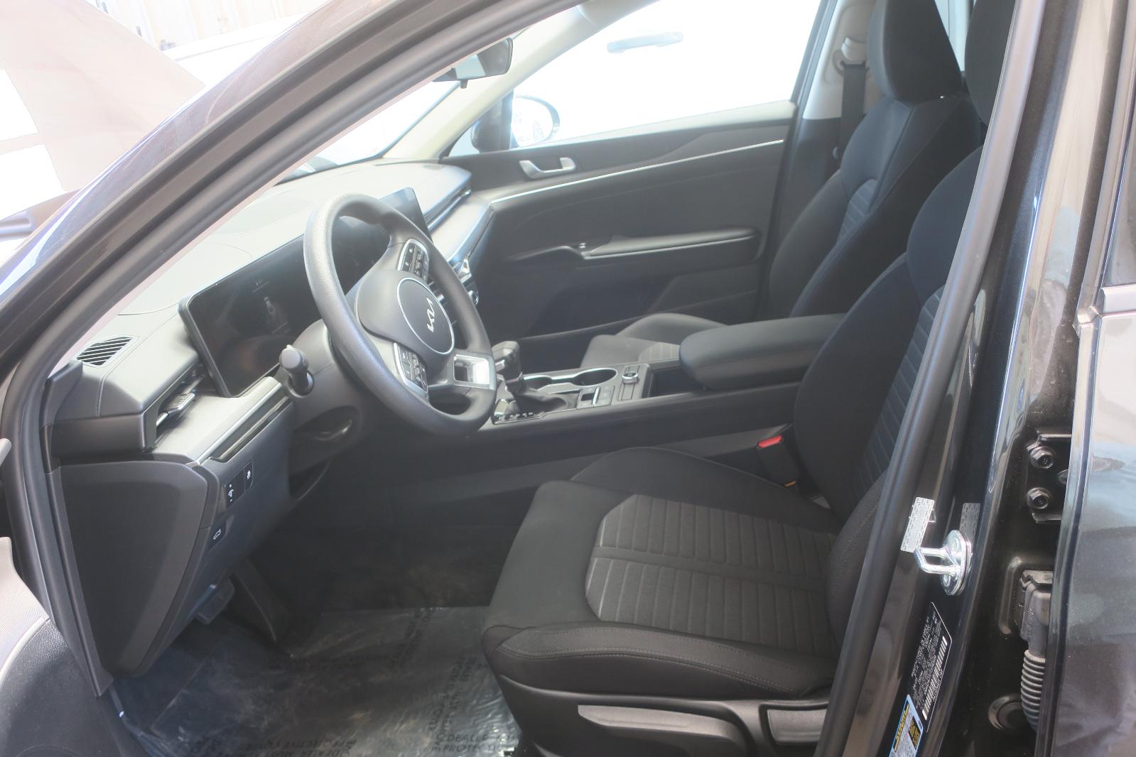 2026 Kia K5 -- Photo 5