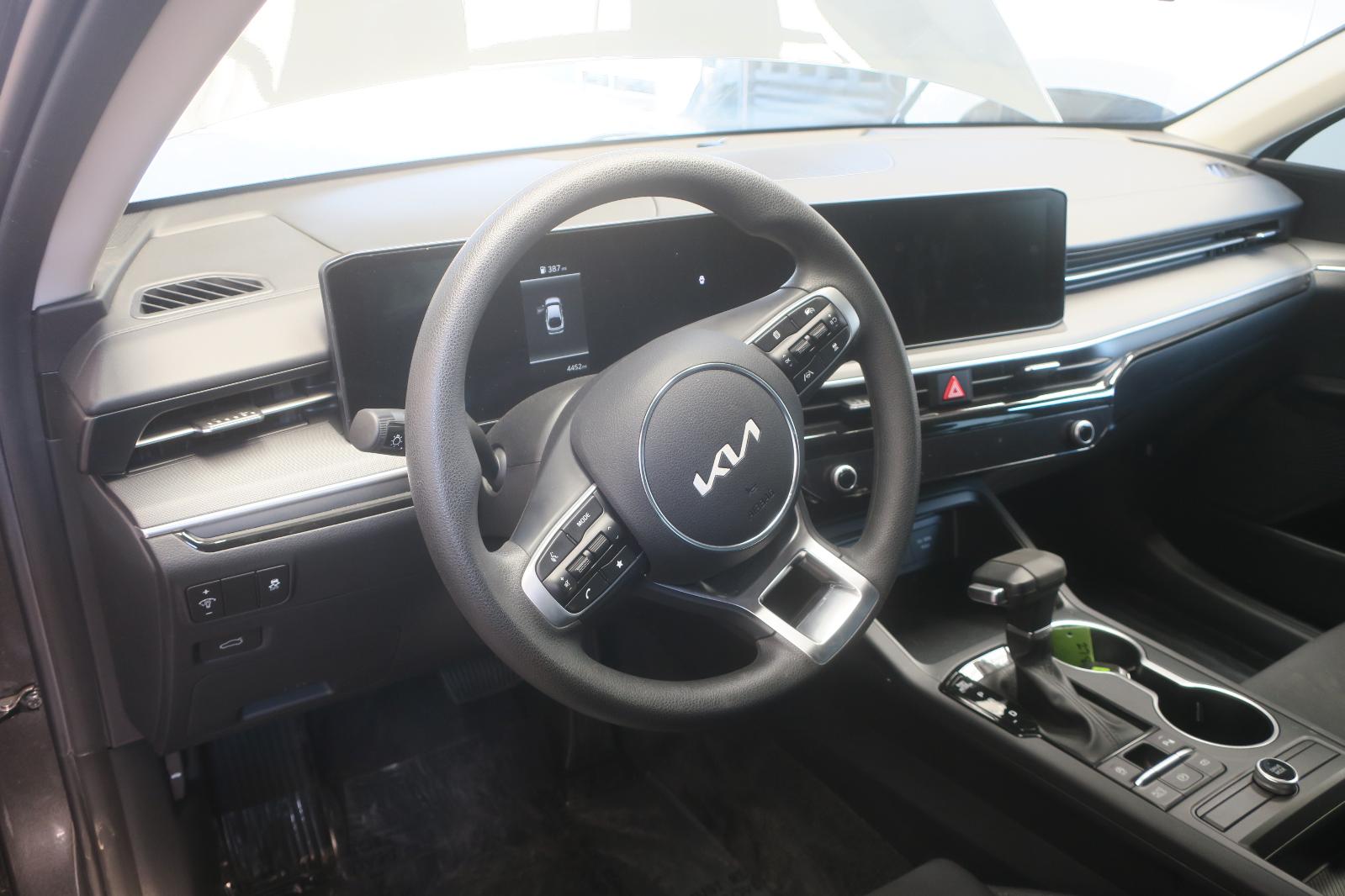 2026 Kia K5 -- Photo 6