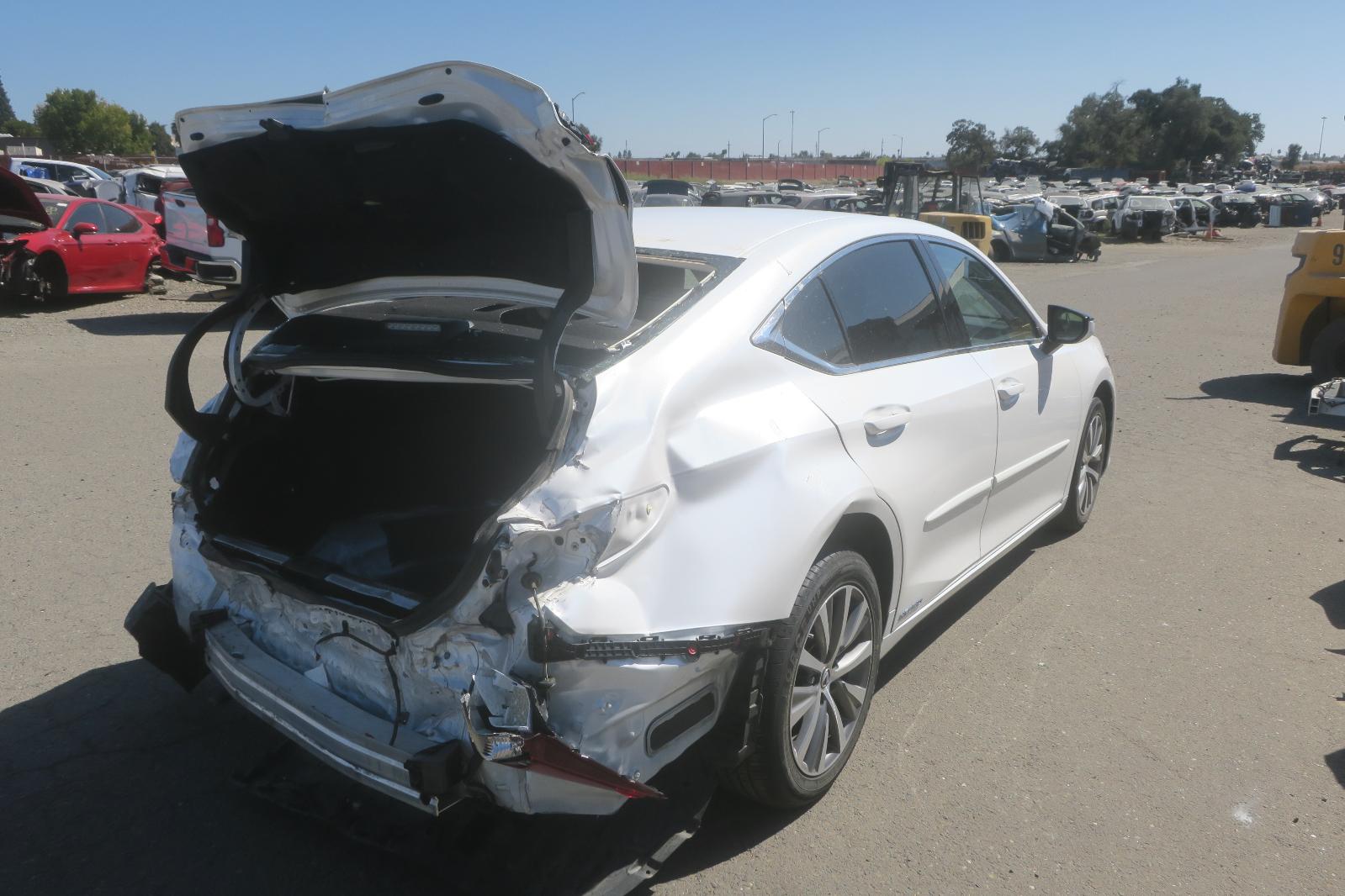 2021 Lexus ES 300h -- Photo 3
