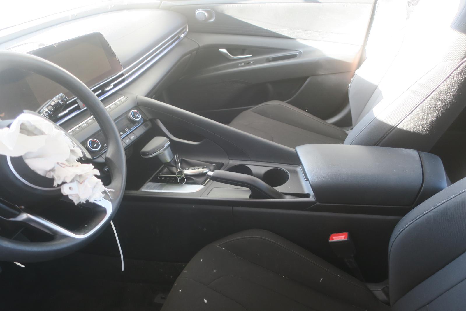 2024 Hyundai Elantra -- Photo 7